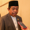 Gugurnya petugas Dinas Penanggulangan Kebakaran dan Penyelamatan (Gulkarmat) saat menjalankan tugas memadamkan kebakaran di Kramat Jati, Jakarta Timur, menjadi alarm bagi Pemprov DKI Jakarta untuk memperkuat perlindungan terhadap personel di lapangan. Anggota Komisi A DPRD DKI Jakarta Khoirudin meminta keselamatan petugas pemadam kebakaran menjadi perhatian serius. Menurut dia, para personel bekerja dalam kondisi berisiko tinggi untuk melindungi masyarakat. Praktik pembakaran sampah secara ilegal yang dinilai berpotensi memicu kebakaran juga menjadi sorotan. Kebiasaan tersebut tidak hanya merusak lingkungan. Namun, menambah risiko bagi warga dan petugas pemadam. “Pembakaran sampah ilegal bukan persoalan sepele,” ujar dia. Anggota Komisi A DPRD DKI Jakarta Khoirudin. (dok.ddjp) Ia meminta Pemprov DKI bersama aparat penegak hukum memperketat pengawasan dan menindak pelaku pembakaran sampah ilegal sesuai aturan. Selain itu, perlu penguatan Edukasi kepada masyarakat. Khoirudin mendorong evaluasi menyeluruh terhadap aspek keselamatan dan kesehatan kerja petugas damkar. Pemeriksaan kesehatan berkala, perlengkapan keselamatan, serta dukungan bagi personel di garis depan. “Petugas damkar adalah pahlawan kemanusiaan. Keselamatan mereka harus menjadi perhatian bersama,” tegas dia. Khoirudin juga menyampaikan duka cita kepada keluarga petugas yang gugur saat bertugas, bererapa waktu lalu. “Innalillahi wa inna ilaihi rajiun. Semoga almarhum mendapat tempat terbaik dan keluarga diberi ketabahan,” tutur dia. (red)