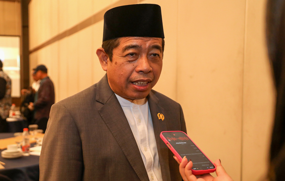 Gugurnya petugas Dinas Penanggulangan Kebakaran dan Penyelamatan (Gulkarmat) saat menjalankan tugas memadamkan kebakaran di Kramat Jati, Jakarta Timur, menjadi alarm bagi Pemprov DKI Jakarta untuk memperkuat perlindungan terhadap personel di lapangan. Anggota Komisi A DPRD DKI Jakarta Khoirudin meminta keselamatan petugas pemadam kebakaran menjadi perhatian serius. Menurut dia, para personel bekerja dalam kondisi berisiko tinggi untuk melindungi masyarakat. Praktik pembakaran sampah secara ilegal yang dinilai berpotensi memicu kebakaran juga menjadi sorotan. Kebiasaan tersebut tidak hanya merusak lingkungan. Namun, menambah risiko bagi warga dan petugas pemadam. “Pembakaran sampah ilegal bukan persoalan sepele,” ujar dia. Anggota Komisi A DPRD DKI Jakarta Khoirudin. (dok.ddjp) Ia meminta Pemprov DKI bersama aparat penegak hukum memperketat pengawasan dan menindak pelaku pembakaran sampah ilegal sesuai aturan. Selain itu, perlu penguatan Edukasi kepada masyarakat. Khoirudin mendorong evaluasi menyeluruh terhadap aspek keselamatan dan kesehatan kerja petugas damkar. Pemeriksaan kesehatan berkala, perlengkapan keselamatan, serta dukungan bagi personel di garis depan. “Petugas damkar adalah pahlawan kemanusiaan. Keselamatan mereka harus menjadi perhatian bersama,” tegas dia. Khoirudin juga menyampaikan duka cita kepada keluarga petugas yang gugur saat bertugas, bererapa waktu lalu. “Innalillahi wa inna ilaihi rajiun. Semoga almarhum mendapat tempat terbaik dan keluarga diberi ketabahan,” tutur dia. (red)