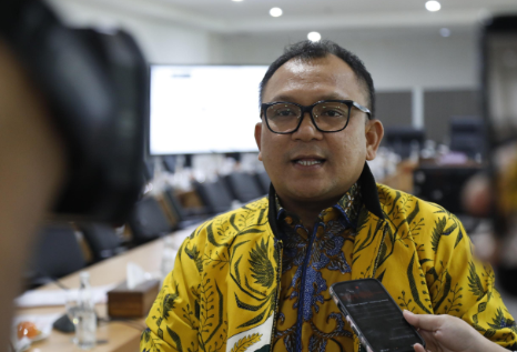 DPRD DKI Jakarta mendorong pemerintah daerah tidak menjadikan pembahasan APBD Perubahan (APBD-P) 2026 sebatas penyesuaian belanja. Penguatan Pendapatan Asli Daerah (PAD) dinilai harus menjadi agenda utama untuk menjaga ruang fiskal Jakarta. Wakil Ketua DPRD DKI Jakarta Basri Baco mengatakan, tambahan PAD diperlukan agar program yang bersentuhan langsung dengan kebutuhan warga tetap berjalan di tengah tekanan anggaran. “Harapannya ada peningkatan PAD. Masih banyak program prioritas yang membutuhkan pembiayaan,” ujar Baco. Menurut dia, kebutuhan anggaran Jakarta terus meningkat. Penanganan banjir, pendidikan, kesehatan, hingga pengelolaan sampah butuh dukungan pembiayaan berkelanjutan. Baco mencontohkan, kebijakan pengelolaan sampah yang mulai berlaku pada 1 Agustus 2026. Implementasinya membutuhkan anggaran untuk infrastruktur, sarana pendukung, serta sosialisasi kepada masyarakat. “Semua itu membutuhkan anggaran. Sumbernya harus didukung peningkatan PAD,” kata dia. Karena itu, kata Baco, Pemprov DKI perlu mengevaluasi kembali berbagai kebijakan yang berpengaruh terhadap penerimaan daerah. Termasuk insentif kendaraan listrik. Ia menilai, kemudahan yang diberikan kepada pemilik kendaraan listrik perlu dikaji dari sisi keadilan fiskal. Kebijakan tersebut, lanjut Baco, semestinya tetap mempertimbangkan kebutuhan Jakarta membiayai pelayanan publik. “Kalau pajaknya terlalu rendah, kurang adil,” tandas dia. Baco menyebut, Jakarta masih membutuhkan anggaran besar untuk pembangunan sekolah, penanganan banjir, puskesmas, dan program pelayanan lainnya. Karena itu, kelompok masyarakat dengan kemampuan ekonomi lebih tinggi dinilai dapat berkontribusi lebih besar melalui kebijakan perpajakan. “Yang punya mobil berarti orang mampu. Bisa ikut membantu masyarakat kurang mampu,” tutur politisi Partai Golkar itu. Ia berharap, pembahasan APBD-P 2026 menghasilkan kebijakan fiskal yang lebih proporsional. Di satu sisi, belanja harus tetap efisien. Sementara di sisi lain potensi penerimaa