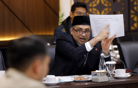 Badan Pembentukan Peraturan Daerah (Bapemperda) DPRD DKI Jakarta menskors rapat pembahasan Rancangan Peraturan Daerah (Ranperda) tentang Perubahan atas Peraturan Daerah Nomor 1 Tahun 2024 tentang Pajak Daerah dan Retribusi Daerah, Selasa (4/8). Pasalnya, Pemprov DKI Jakarta belum melengkapi dokumen pembahasan. Selain itu, Bapemperda menilai pembahasan perlu menunggu kepastian mengenai kebijakan pajak kendaraan listrik yang masih dibahas Badan Anggaran (Banggar). Ketua Bapemperda DPRD DKI Jakarta Abdul Aziz memimpin rapat dan dihadiri anggota Bapemperda serta jajaran Badan Pendapatan Daerah (Bapenda) DKI Jakarta. Ketua Bapemperda Abdul Aziz menjelaskan, dokumen perubahan Perda harus dsertakan naskah pembanding. Dengan begitu, anggota Bapemperda dapat mempelajari seluruh perubahan secara utuh. Bapemperda akan menjadwalkan waktu pembahasan setelah dokumen lengkap. “Perda yang lama harus dilampirkan, kemudian ditunjukkan bagian yang diubah,” ujar Abdul Aziz. Ketentuan mengenai pajak kendaraan listrik ke dalam rancangan perubahan Perda juga menjadi sorotan Bapemperda. Penyelesaian Perda perlu menuggu pembahasan oleh Banggar. Sehingga tidak lagi merevisi setelah muncul keputusan baru terkait pajak kendaraan listrik. Dengan kata lain, hasil pembahasan kebijakan pajak kendaraan listrik di Banggar memberi kepastian untuk pembahasan regulasi oleh Bapemperda. “Apabila diputuskan dipungut, ketentuannya harus dimasukkan ke dalam perda. Sebaliknya, apabila tidak dipungut, pembahasan dapat langsung dilanjutkan,” terang Abdul Aziz. Ia berharap, seluruh dokumen dan substansi perubahan telah siap pada rapat berikutnya. Sehingga, pembahasan Ranperda lebih efektif. Tanpa harus mengulang proses dari awal. (all/df)