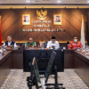 Rapat pimpinan gabungan (Rapimgab) bersama eksekutif membahas tiga Rancangan Peraturan Daerah (Ranperda) di Gedung DPRD DKI Jakarta, Selasa (4/8). Yakni, Ranperda tentang Penyelenggaraan Sistem mPenyediaan Air Minum (SPAM), Ranperda tentang Penyelenggaraan Sistem Pangan, serta Ranperda tentang Perlindungan dan Pengelolaan Lingkungan Hidup. Wakil Ketua DPRD Basri Baco mengatakan, terdapat sejumlah dinamika dan masukan dari anggota dewan yang kemudian ditanggapi oleh pihak eksekutif. Masukan tersebut menjadi bagian dari upaya penyempurnaan regulasi berdasarkan hasil evaluasi Kementerian Dalam Negeri (Kemendagri). “Yang intinya adalah perbaikan-perbaikan masukan-masukan yang lebih akurat, berdasarkan hasil dari evaluasi Kemendagri,” ujar Baco. Ia berharap, proses penyempurnaan menghasilkan regulasi yang komprehensif, sebelum pengesahan dalam rapat paripurna. Dua Ranperda yang telah melalui proses fasilitasi Kemendagri, ungkap Baco, yaitu penyelenggaraan sistem pangan serta perlindungan dan pengelolaan lingkungan hidup. Harapannya, segera disahkan menjadi Perda. Terkait Ranperda Perlindungan dan Pengelolaan Lingkungan Hidup, Baco menyebut, regulasi tersebut merupakan aturan setelah ada regulasi terbaru dari Kementerian Lingkungan Hidup. Setelah pengesahan Perda, Baco menekankan sosialisasi secara masif kepada masyarakat. Untuk memahami hak dan kewajiban dalam Perda tersebut. Sehingga, implementasi berjalan optimal. “Itu yang paling penting,” kata Baco. Sementara itu, Ketua Badan Pembentukan Peraturan Daerah (Bapemperda) Abdul Aziz mengatakan, penyusunan Ranperda Penyelenggaraan Sistem Penyediaan Air Minum (SPAM) atas dasar kebutuhan. Menghadirkan tata kelola penyediaan air minum yang lebih profesional. Terdapat dua alasan utama pengaturan penyelenggaraan SPAM di Jakarta. Pertama, tuntutan terhadap penyelenggaraan SPAM yang profesional dengan penerapan tata kelola yang lebih baik. “Yang kedua, untuk menuju Jakarta sebagai kota global maka perlu perbaikan kualitas hidup bagi warganya,” kata dia. Satu di antaranya upaya meningkatkan kualitas hidup warga, tegas Aziz, yaitu memastikan kebutuhan air minum masyarakat dapat tercukupi. Penyediaan air minum harus memenuhi aspek kualitas, kuantitas, kontinuitas, serta keterjangkauan. (yla/df)