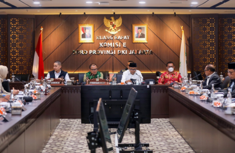 Rapat pimpinan gabungan (Rapimgab) bersama eksekutif membahas tiga Rancangan Peraturan Daerah (Ranperda) di Gedung DPRD DKI Jakarta, Selasa (4/8). Yakni, Ranperda tentang Penyelenggaraan Sistem mPenyediaan Air Minum (SPAM), Ranperda tentang Penyelenggaraan Sistem Pangan, serta Ranperda tentang Perlindungan dan Pengelolaan Lingkungan Hidup. Wakil Ketua DPRD Basri Baco mengatakan, terdapat sejumlah dinamika dan masukan dari anggota dewan yang kemudian ditanggapi oleh pihak eksekutif. Masukan tersebut menjadi bagian dari upaya penyempurnaan regulasi berdasarkan hasil evaluasi Kementerian Dalam Negeri (Kemendagri). “Yang intinya adalah perbaikan-perbaikan masukan-masukan yang lebih akurat, berdasarkan hasil dari evaluasi Kemendagri,” ujar Baco. Ia berharap, proses penyempurnaan menghasilkan regulasi yang komprehensif, sebelum pengesahan dalam rapat paripurna. Dua Ranperda yang telah melalui proses fasilitasi Kemendagri, ungkap Baco, yaitu penyelenggaraan sistem pangan serta perlindungan dan pengelolaan lingkungan hidup. Harapannya, segera disahkan menjadi Perda. Terkait Ranperda Perlindungan dan Pengelolaan Lingkungan Hidup, Baco menyebut, regulasi tersebut merupakan aturan setelah ada regulasi terbaru dari Kementerian Lingkungan Hidup. Setelah pengesahan Perda, Baco menekankan sosialisasi secara masif kepada masyarakat. Untuk memahami hak dan kewajiban dalam Perda tersebut. Sehingga, implementasi berjalan optimal. “Itu yang paling penting,” kata Baco. Sementara itu, Ketua Badan Pembentukan Peraturan Daerah (Bapemperda) Abdul Aziz mengatakan, penyusunan Ranperda Penyelenggaraan Sistem Penyediaan Air Minum (SPAM) atas dasar kebutuhan. Menghadirkan tata kelola penyediaan air minum yang lebih profesional. Terdapat dua alasan utama pengaturan penyelenggaraan SPAM di Jakarta. Pertama, tuntutan terhadap penyelenggaraan SPAM yang profesional dengan penerapan tata kelola yang lebih baik. “Yang kedua, untuk menuju Jakarta sebagai kota global maka perlu perbaikan kualitas hidup bagi warganya,” kata dia. Satu di antaranya upaya meningkatkan kualitas hidup warga, tegas Aziz, yaitu memastikan kebutuhan air minum masyarakat dapat tercukupi. Penyediaan air minum harus memenuhi aspek kualitas, kuantitas, kontinuitas, serta keterjangkauan. (yla/df)