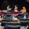 Komisi A DPRD DKI Jakarta menyoroti kelayakan sejumlah sarana dan prasarana gedung pemerintahan di lima wilayah administrasi. Sejumlah rekomendasi disampaikan Komisi A pada Rapat Badan Anggaran (Banggar) bersama Tim Anggaran Pemerintah Daerah (TAPD) dalam rangka Laporan Hasil Pembahasan Komisi-Komisi terhadap Rancangan KUA-PPAS APBD 2027. Sekretaris Komisi A Mujiyono menyampaikan, salah satu perhatian untuk Kota Administrasi Jakarta Pusat yakni revitalisasi Gedung Blok B kantor walikota. “Penyusunan DED (Detail Engineering Design -Red) revitalisasi Gedung Blok B Kantor Wali Kota Jakarta Pusat dianggarkan pada 2027,” ujar Mujiyono, Selasa (4/8). Rekomendasi itu mempertimbangkan kondisi bangunan yang berpotensi membahayakan keselamatan karena masuk kategori gedung pemerintahan tertua di DKI Jakarta. “Pembangunan fisiknya diprioritaskan pada tahun 2028,” kata Mujiyono. Untuk Kota Administrasi Jakarta Barat, Komisi A merekomendasikan agar usulan perbaikan kebocoran dak beton dan perbaikan lift Gedung Blok B kantor walikota menjadi prioritas dalam Rancangan KUA-PPAS 2027. “Agar usulan prioritas Pemkot Jakarta Barat tahun 2027 dalam KUA-PPAS 2027 dapat diakomodasi,” ucap Mujiyono. Sementara untuk Kota Administrasi Jakarta Selatan, Komisi A merekomendasikan agar modernisasi lift Gedung Blok B kantor walikota sebagai prioritas dalam Rancangan KUA-PPAS 2027. “Sebagai bagian dari peningkatan keselamatan dan kualitas pelayanan publik,” tandas Mujiyono. Kota Administrasi Jakarta Utara, Komisi A merekomendasikan agar rehabilitasi Gedung Sektoral Kantor Camat Penjaringan diprioritaskan dalam Rancangan KUA-PPAS 2027. “Guna meningkatkan kualitas pelayanan kepada masyarakat.” ungkap Mujiyono. Selanjutnya, Kabupaten Administrasi Kepulauan Seribu. Komisi A merekomendasikan pengadaan kapal berkapasitas memadai melalui koordinasi dengan Dinas Perhubungan. “Meningkatkan mobilitas penyelenggaraan pemerintahan dan pelayanan masyarakat,” pungkas Mujiyono. (gie/df)