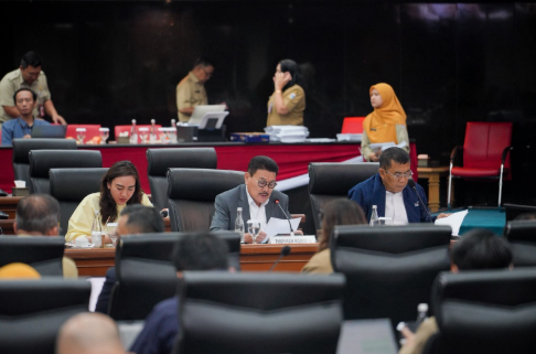 Komisi A DPRD DKI Jakarta menyoroti kelayakan sejumlah sarana dan prasarana gedung pemerintahan di lima wilayah administrasi. Sejumlah rekomendasi disampaikan Komisi A pada Rapat Badan Anggaran (Banggar) bersama Tim Anggaran Pemerintah Daerah (TAPD) dalam rangka Laporan Hasil Pembahasan Komisi-Komisi terhadap Rancangan KUA-PPAS APBD 2027. Sekretaris Komisi A Mujiyono menyampaikan, salah satu perhatian untuk Kota Administrasi Jakarta Pusat yakni revitalisasi Gedung Blok B kantor walikota. “Penyusunan DED (Detail Engineering Design -Red) revitalisasi Gedung Blok B Kantor Wali Kota Jakarta Pusat dianggarkan pada 2027,” ujar Mujiyono, Selasa (4/8). Rekomendasi itu mempertimbangkan kondisi bangunan yang berpotensi membahayakan keselamatan karena masuk kategori gedung pemerintahan tertua di DKI Jakarta. “Pembangunan fisiknya diprioritaskan pada tahun 2028,” kata Mujiyono. Untuk Kota Administrasi Jakarta Barat, Komisi A merekomendasikan agar usulan perbaikan kebocoran dak beton dan perbaikan lift Gedung Blok B kantor walikota menjadi prioritas dalam Rancangan KUA-PPAS 2027. “Agar usulan prioritas Pemkot Jakarta Barat tahun 2027 dalam KUA-PPAS 2027 dapat diakomodasi,” ucap Mujiyono. Sementara untuk Kota Administrasi Jakarta Selatan, Komisi A merekomendasikan agar modernisasi lift Gedung Blok B kantor walikota sebagai prioritas dalam Rancangan KUA-PPAS 2027. “Sebagai bagian dari peningkatan keselamatan dan kualitas pelayanan publik,” tandas Mujiyono. Kota Administrasi Jakarta Utara, Komisi A merekomendasikan agar rehabilitasi Gedung Sektoral Kantor Camat Penjaringan diprioritaskan dalam Rancangan KUA-PPAS 2027. “Guna meningkatkan kualitas pelayanan kepada masyarakat.” ungkap Mujiyono. Selanjutnya, Kabupaten Administrasi Kepulauan Seribu. Komisi A merekomendasikan pengadaan kapal berkapasitas memadai melalui koordinasi dengan Dinas Perhubungan. “Meningkatkan mobilitas penyelenggaraan pemerintahan dan pelayanan masyarakat,” pungkas Mujiyono. (gie/df)