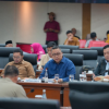 Komisi B DPRD DKI Jakarta merekomendasikan Dinas Ketahanan Pangan Kelautan dan Pertanian (DKPKP) fokus pada penguatan cadangan pangan, modernisasi sektor perikanan, hingga perlindungan nelayan di Kepulauan Seribu. Demikian ungkap Ketua Komisi B Nova Harivan Paloh dalam Laporan Hasil Rapat Kerja Pembahasan KUA-PPAS APBD 2027 bersama Badan Anggaran (Banggar) dengan Tim Anggaran Pemerintah Daerah (TAPD) di Gedung DPRD DKI Jakarta, Selasa (4/8). Komisi B mendorong agar Dinas KPKP berkolaborasi dengan Badan Usaha Milik Daerah (BUMD) bidang pangan. Yakni, mengembangkan gudang cadangan modern. Tujuannya, mengembangkan cold storage kapasitas besar, sistem rak, rotasi stok digital, CCTV dan audit log inventory. “Karena DKPKP memiliki tugas pokok dan fungsi utama untuk menjaga buffer stock sesuai batas minimum,” ujar Nova. Selain itu, pengembangan urban farming terpusat dengan mitra OPD dan BUMD juga menjadi perhatian Komisi B. Sehingga terbangun model bisnis komersial antarekosistem pangan. “Mengembangkan urban farming, fishing, livestock secara serius dengan pengembangan ekosistem bisnis pangan kota berbasis teknologi dan pasar,” kata Nova. DKPKP juga diminta menganggarkan pengadaan kapal patroli mandiri pada APBD 2027. Hingga kini, DKPKP belum memiliki fasilitas kapal secara mandiri. “Kapal ini urgen untuk memberantas praktik penangkapan ikan merusak (bom ikan, racun, pukat harimau) yang meresahkan nelayan Kepulauan Seribu dan merusak terumbu karang,” tegas Nova. Komisi B juga meminta DKPKP mengkaji dan menyediakan alat GPS penunjuk lokasi ikan bagi nelayan tradisional di Kepulauan Seribu. Dengan begitu, efisiensi terhadap penggunaan BBM. Termasuk meningkatkan hasil laut. “Hal ini bertujuan untuk efisiensi penggunaan solar yang kian mahal, menghemat waktu, dan meningkatkan hasil tangkapan,” kata Nova. Keberadaan Pelabuhan Muara Angke, kata Nova, sebaiknya menjadi pelabuhan perikanan yang representatif atau Dermaga Samudra. Kebutuhan anggaran meliputi perbaikan akses, penanganan banjir/drainase perbaikan UPI, penerangan pelabuhan, pengerukan kolam labuh, perbaikan rumah pompa, dan tanggul darurat. “Usulan itu perlu dilakukan pengkajian dan penganggaran,” pungkas Nova. (apn/df)
