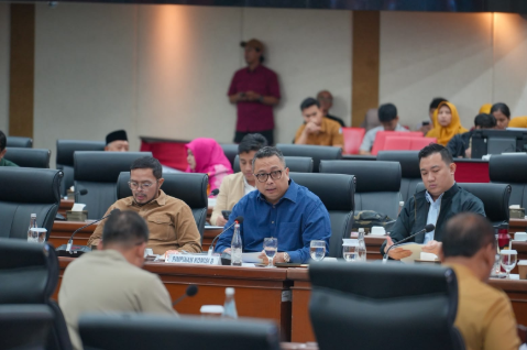 Komisi B DPRD DKI Jakarta merekomendasikan Dinas Ketahanan Pangan Kelautan dan Pertanian (DKPKP) fokus pada penguatan cadangan pangan, modernisasi sektor perikanan, hingga perlindungan nelayan di Kepulauan Seribu. Demikian ungkap Ketua Komisi B Nova Harivan Paloh dalam Laporan Hasil Rapat Kerja Pembahasan KUA-PPAS APBD 2027 bersama Badan Anggaran (Banggar) dengan Tim Anggaran Pemerintah Daerah (TAPD) di Gedung DPRD DKI Jakarta, Selasa (4/8). Komisi B mendorong agar Dinas KPKP berkolaborasi dengan Badan Usaha Milik Daerah (BUMD) bidang pangan. Yakni, mengembangkan gudang cadangan modern. Tujuannya, mengembangkan cold storage kapasitas besar, sistem rak, rotasi stok digital, CCTV dan audit log inventory. “Karena DKPKP memiliki tugas pokok dan fungsi utama untuk menjaga buffer stock sesuai batas minimum,” ujar Nova. Selain itu, pengembangan urban farming terpusat dengan mitra OPD dan BUMD juga menjadi perhatian Komisi B. Sehingga terbangun model bisnis komersial antarekosistem pangan. “Mengembangkan urban farming, fishing, livestock secara serius dengan pengembangan ekosistem bisnis pangan kota berbasis teknologi dan pasar,” kata Nova. DKPKP juga diminta menganggarkan pengadaan kapal patroli mandiri pada APBD 2027. Hingga kini, DKPKP belum memiliki fasilitas kapal secara mandiri. “Kapal ini urgen untuk memberantas praktik penangkapan ikan merusak (bom ikan, racun, pukat harimau) yang meresahkan nelayan Kepulauan Seribu dan merusak terumbu karang,” tegas Nova. Komisi B juga meminta DKPKP mengkaji dan menyediakan alat GPS penunjuk lokasi ikan bagi nelayan tradisional di Kepulauan Seribu. Dengan begitu, efisiensi terhadap penggunaan BBM. Termasuk meningkatkan hasil laut. “Hal ini bertujuan untuk efisiensi penggunaan solar yang kian mahal, menghemat waktu, dan meningkatkan hasil tangkapan,” kata Nova. Keberadaan Pelabuhan Muara Angke, kata Nova, sebaiknya menjadi pelabuhan perikanan yang representatif atau Dermaga Samudra. Kebutuhan anggaran meliputi perbaikan akses, penanganan banjir/drainase perbaikan UPI, penerangan pelabuhan, pengerukan kolam labuh, perbaikan rumah pompa, dan tanggul darurat. “Usulan itu perlu dilakukan pengkajian dan penganggaran,” pungkas Nova. (apn/df)
