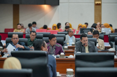 Komisi C DPRD DKI Jakarta meminta Badan Pengelolaan Keuangan Daerah (BPKD) mempercepat penyusunan Peraturan Daerah (Perda) tentang Dana Cadangan. Wakil Ketua Komisi C Waluyo mengatakan, Perda Dana Cadangan akan memberikan kepastian pembayaran pokok dan bunga obligasi daerah. Sekaligus, menjaga keberlanjutan fiskal. Rekomendasi itu disampaikan pada Rapat Badan Anggaran (Banggar) bersama Tim Anggaran Pemerintah Daerah (TAPD) dalam rangka Laporan Hasil Pembahasan Komisi-Komisi terhadap Rancangan KUA-PPAS APBD 2027, Selasa (4/8). Dana Cadangan berfungsi sebagai instrumen yang menjamin pembayaran pokok dan bunga obligasi daerah. Dengan demikian, terdapat kepastian bagi investor. Komisi C juga merekomendasikan arah penerbitan obligasi daerah. Sebab, pembiayaan melalui obligasi harus mengarah pada proyek-proyek strategis yang bermanfaat jangka panjang bagi masyarakat. Selain memiliki manfaat jangka panjang, proyek yang dibiayai melalui obligasi daerah diharapkan berdampak ekonomi dan sosial yang tinggi. “Memiliki tingkat kesiapan pelaksanaan, serta telah memenuhi seluruh persyaratan teknis, administrasi, dan hukum,” ujar Tri. Di sisi lain, Komisi C juga meminta Pemprov DKI Jakarta melalui BPKD mengevaluasi postur APBD 2027. Sehingga, belanja daerah semakin fokus pada program prioritas yang berdampak langsung kepada masyarakat. Sebab, belanja daerah perlu mengarah pada penguatan pelayanan publik dan mendorong pertumbuhan ekonomi daerah (gie/df)