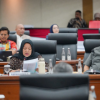 Komisi D DPRD DKI Jakarta meminta Dinas Perumahan Rakyat dan Kawasan Permukiman (DPRKP) mempercepat penataan kawasan kumuh. Termasuk peningkatan kualitas hunian rumah susun sederhana sewa (Rusunawa). Demikian Ketua Komisi D Yuke Yurike membacakan rekomendasi dalam rapat Badang Anggaran (Banggar) bersama Tim Anggaran Pemerintah Daerah (TAPD) terkait pembahasan Laporan Hasil Rapat Kerja KUA-PPAS APBD 2027, Selasa (4/8). Pemerataan hunian layak dan kepastian penanganan kawasan kumuh sangat penting agar tidak kembali terdegradasi. Memastikan penataan melalui pecegahan “Tetap terpelihara dan tidak kembali masuk dalam kategori RW kumuh,” tutur dia. Apalagi, terdapat 211 RW kumuh yang butuh percepatan pembangunan sesuai target Rencana Pembangunan Jangka Menengah Daerah (RPJMD) 2029. Mengikuti data evaluasi Badan Pusat Statistik (BPS). “Penyediaan dan perawatan Rusunawa harus merata di seluruh wilayah Jakarta. Mencakup perbaikan disertai pengawasan ketat agar kawasan yang sudah ditata tidak kembali kumuh,” ujar Yuke di Gedung DPRD DKI Jakarta. Komisi D juga mendorong Dinas PRKP meningkatkan pelayanan penghuni Rusun. Termasuk, menyiapkan program ekonomi kreatif dan pemberdayaan masyarakat. Solusi konkret meningkatkan kesejahteraan warga. “Untuk mengurangi jumlah tunggakan penghuni,” kata Yuke. (apn/df)
