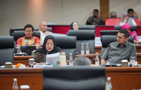 Komisi D DPRD DKI Jakarta meminta Dinas Perumahan Rakyat dan Kawasan Permukiman (DPRKP) mempercepat penataan kawasan kumuh. Termasuk peningkatan kualitas hunian rumah susun sederhana sewa (Rusunawa). Demikian Ketua Komisi D Yuke Yurike membacakan rekomendasi dalam rapat Badang Anggaran (Banggar) bersama Tim Anggaran Pemerintah Daerah (TAPD) terkait pembahasan Laporan Hasil Rapat Kerja KUA-PPAS APBD 2027, Selasa (4/8). Pemerataan hunian layak dan kepastian penanganan kawasan kumuh sangat penting agar tidak kembali terdegradasi. Memastikan penataan melalui pecegahan “Tetap terpelihara dan tidak kembali masuk dalam kategori RW kumuh,” tutur dia. Apalagi, terdapat 211 RW kumuh yang butuh percepatan pembangunan sesuai target Rencana Pembangunan Jangka Menengah Daerah (RPJMD) 2029. Mengikuti data evaluasi Badan Pusat Statistik (BPS). “Penyediaan dan perawatan Rusunawa harus merata di seluruh wilayah Jakarta. Mencakup perbaikan disertai pengawasan ketat agar kawasan yang sudah ditata tidak kembali kumuh,” ujar Yuke di Gedung DPRD DKI Jakarta. Komisi D juga mendorong Dinas PRKP meningkatkan pelayanan penghuni Rusun. Termasuk, menyiapkan program ekonomi kreatif dan pemberdayaan masyarakat. Solusi konkret meningkatkan kesejahteraan warga. “Untuk mengurangi jumlah tunggakan penghuni,” kata Yuke. (apn/df)