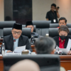 Komisi E DPRD DKI Jakarta memberikan sejumlah rekomendasi terkait arah kebijakan anggaran di sektor pendidikan, termasuk pelaksanaan program Lembaga Pengelola Dana Pendidikan (LPDP). Rekomendasi itu terungkap dalam laporan komisi-komisi terkait Rancangan Kebijakan Umum Anggaran dan Prioritas Plafon Anggaran Sementara (KUA-PPAS) APBD 2027, Selasa (4/8). Pembahasan itu dihadiri Badan Anggaran (Banggar) DPRD DKI Jakarta bersama Tim Anggaran Pemerintah Daerah (TAPD). Ketua Komisi E Muhammad Subki mengatakan, Program LPDP harus siap secara matang. “Dipastikan kesiapannya dan penyalurannya secara transparan dan berkeadilan,” ujar dia. Subuh menegaskan, penerima manfaat program tersebut memprioritaskan peserta didik dari Masyarakat Berpenghasilan Rendah (MBR). “Kalangan warga Jakarta yang kurang mampu,” tutur Subki. Bila kesiapan Program LPDP belum maksimal, anggaran pendidikan itu bisa dialihkan untuk kebutuhan yang lebih mendesak. Antara lain, pemenuhan daya tampung sekolah melalui pembangunan Unit Sekolah Baru (USB). Termasuk penambahan kuota Program Sekolah Swasta Gratis sebagai alternatif penguatan akses pendidikan bagi masyarakat. “Masih banyak program lain yang membutuhkan anggaran besar,” ungkap Subki. Kebutuhan lainnya yang dapat menjadi prioritas yaitu penguatan Program Beasiswa Fakultas Kedokteran. Dukungan terhadap pendidikan kedokteran untuk menjawab kebutuhan tenaga dokter di Indonesia. Suhud berharap, pembahasan KUA-PPAS APBD 2027 dapat menghasilkan kebijakan anggaran yang benar-benar menjawab kebutuhan masyaraka. Khususnya, memperluas akses dan meningkatkan kualitas pendidikan. “Indonesia masih kekurangan sekitar 50.000 dokter,” pungkas Subki. (gie/df)