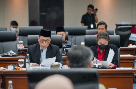 Komisi E DPRD DKI Jakarta memberikan sejumlah rekomendasi terkait arah kebijakan anggaran di sektor pendidikan, termasuk pelaksanaan program Lembaga Pengelola Dana Pendidikan (LPDP). Rekomendasi itu terungkap dalam laporan komisi-komisi terkait Rancangan Kebijakan Umum Anggaran dan Prioritas Plafon Anggaran Sementara (KUA-PPAS) APBD 2027, Selasa (4/8). Pembahasan itu dihadiri Badan Anggaran (Banggar) DPRD DKI Jakarta bersama Tim Anggaran Pemerintah Daerah (TAPD). Ketua Komisi E Muhammad Subki mengatakan, Program LPDP harus siap secara matang. “Dipastikan kesiapannya dan penyalurannya secara transparan dan berkeadilan,” ujar dia. Subuh menegaskan, penerima manfaat program tersebut memprioritaskan peserta didik dari Masyarakat Berpenghasilan Rendah (MBR). “Kalangan warga Jakarta yang kurang mampu,” tutur Subki. Bila kesiapan Program LPDP belum maksimal, anggaran pendidikan itu bisa dialihkan untuk kebutuhan yang lebih mendesak. Antara lain, pemenuhan daya tampung sekolah melalui pembangunan Unit Sekolah Baru (USB). Termasuk penambahan kuota Program Sekolah Swasta Gratis sebagai alternatif penguatan akses pendidikan bagi masyarakat. “Masih banyak program lain yang membutuhkan anggaran besar,” ungkap Subki. Kebutuhan lainnya yang dapat menjadi prioritas yaitu penguatan Program Beasiswa Fakultas Kedokteran. Dukungan terhadap pendidikan kedokteran untuk menjawab kebutuhan tenaga dokter di Indonesia. Suhud berharap, pembahasan KUA-PPAS APBD 2027 dapat menghasilkan kebijakan anggaran yang benar-benar menjawab kebutuhan masyaraka. Khususnya, memperluas akses dan meningkatkan kualitas pendidikan. “Indonesia masih kekurangan sekitar 50.000 dokter,” pungkas Subki. (gie/df)