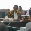 Komisi A DPRD DKI Jakarta meminta Dinas Perumahan Rakyat dan Kawasan Permukiman (PRKP) berperan aktif menyelesaikan sengketa kepengurusan di Apartemen Puri Garden. Penegasan itu disampaikan usai audiensi bersama Perhimpunan Pemilik dan Penghuni Satuan Rumah Susun (PPRS) Puri Garden, Jumat (7/8). Anggota Komisi A Ongen Sangaji Menjelaskan, audiensi untuk mendengarkan aspirasi para penghuni maupun pengurus apartemen tersebut. Terkait konflik yang berdampak terhadap kenyamanan dan kepastian pengelolaan. Situasi tersebut juga membutuhkanperan pemerintah daerah. Sehingga tidak berlarut-larut dan tidak merugikan penghuni. “Seharusnya Dinas Perumahan ini sebagai penengah. Kemudian, mampu menyelesaikan persoalan di perumahan-perumahan yang ada di Jakarta,” ujar Ongen. Ia menilai, terdapat pembiaran terhadap konflik tersebut. Akibatnya, timbul persoalan yang berkepanjangan. “Dinas Perumahan ini membiarkan mereka itu berselisih,” tegas Ongen. Karena itu, Komisi A meminta Dinas PRKP agar tidak bersikap pasif. Harus terlibat langsung penyelesaian konflik di Apartemen Puri Garden. Menurut Ongen, konflik yang berlarut-larut menimbulkan ketidaknyamanan dan menyulitkan warga yang tinggal di apartemen. Komisi A meminta Dinas PRKP bersama Biro Hukum dan Inspektorat DKI Jakarta bertemu dengan para penghuni. Mencari solusi terbaik. “Menyelesaikan secara baik-baik apa yang harus dilakukan,” ucap Ongen. Bila proses mediasi belum menghasilkan kesepakatan, Komisi A membuka ruang pembahasan menentukan langkah selanjutnya. “Kalau tidak bisa, kembali ke sini lagi,” kata Ongen. Selain penyelesaian konflik, Komisi A juga menaruh perhatian terhadap perlindungan hak-hak penghuni selama sengketa berlangsung. Hal itu menanggapi laporan dugaan intimidasi dan ancaman antarpenghuni. DPRD DKI mendorong pemerintah daerah memberi perlindungan kepada warga. Ongen juga meminta para penghuni melapor kepada aparat penegak hukum bila menemukan hal mencurigakan atau tindakan yang berpotensi melanggar hukum. “Segera melaporkan kepada APH (aparat penegak hukum-Red),” pungkas Ongen. (gie/df)