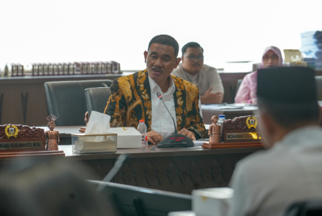 Komisi A DPRD DKI Jakarta meminta Dinas Perumahan Rakyat dan Kawasan Permukiman (PRKP) berperan aktif menyelesaikan sengketa kepengurusan di Apartemen Puri Garden. Penegasan itu disampaikan usai audiensi bersama Perhimpunan Pemilik dan Penghuni Satuan Rumah Susun (PPRS) Puri Garden, Jumat (7/8). Anggota Komisi A Ongen Sangaji Menjelaskan, audiensi untuk mendengarkan aspirasi para penghuni maupun pengurus apartemen tersebut. Terkait konflik yang berdampak terhadap kenyamanan dan kepastian pengelolaan. Situasi tersebut juga membutuhkanperan pemerintah daerah. Sehingga tidak berlarut-larut dan tidak merugikan penghuni. “Seharusnya Dinas Perumahan ini sebagai penengah. Kemudian, mampu menyelesaikan persoalan di perumahan-perumahan yang ada di Jakarta,” ujar Ongen. Ia menilai, terdapat pembiaran terhadap konflik tersebut. Akibatnya, timbul persoalan yang berkepanjangan. “Dinas Perumahan ini membiarkan mereka itu berselisih,” tegas Ongen. Karena itu, Komisi A meminta Dinas PRKP agar tidak bersikap pasif. Harus terlibat langsung penyelesaian konflik di Apartemen Puri Garden. Menurut Ongen, konflik yang berlarut-larut menimbulkan ketidaknyamanan dan menyulitkan warga yang tinggal di apartemen. Komisi A meminta Dinas PRKP bersama Biro Hukum dan Inspektorat DKI Jakarta bertemu dengan para penghuni. Mencari solusi terbaik. “Menyelesaikan secara baik-baik apa yang harus dilakukan,” ucap Ongen. Bila proses mediasi belum menghasilkan kesepakatan, Komisi A membuka ruang pembahasan menentukan langkah selanjutnya. “Kalau tidak bisa, kembali ke sini lagi,” kata Ongen. Selain penyelesaian konflik, Komisi A juga menaruh perhatian terhadap perlindungan hak-hak penghuni selama sengketa berlangsung. Hal itu menanggapi laporan dugaan intimidasi dan ancaman antarpenghuni. DPRD DKI mendorong pemerintah daerah memberi perlindungan kepada warga. Ongen juga meminta para penghuni melapor kepada aparat penegak hukum bila menemukan hal mencurigakan atau tindakan yang berpotensi melanggar hukum. “Segera melaporkan kepada APH (aparat penegak hukum-Red),” pungkas Ongen. (gie/df)
