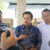 Program CSR Badan Usaha Milik Daerah (BUMD) diharapkan lebih terarah, berdampak, dan berkelanjutan. Demikian diungkapkan Ketua Panitia Khusus (Pansus) Tanggung Jawab Sosial dan Lingkungan (TJSL) atau Corporate Social Responsibility (CSR) DPRD DKI Jakarta Ghozi Zulazmi saat meninjau kantor PT. Pembangunan Jaya Ancol Tbk, Jumat (7/8). Dalam kunjungan itu, Pansus mendatangi Sekolah Rakyat Ancol. Para anggota Pansus berinteraksi langsung dengan guru dan siswa. Melihat langsung pelaksanaan program pendidikan oleh pengelola Ancol. Pansus juga menyaksikan presentasi peran kerang hijau membantu menjernihkan air laut melalui Program Restorasi Kerang Hijau. Melihat pula proses pengolahan air laut menggunakan teknologi Seawater Reverse Osmosis (SWRO) menjadi air layak digunakan. Ghozi mengatakan, peninjauan ke lapangan untuk memastikan program hasil pemaparan Ancol dalam rapat Pansus benar-benar berjalan dan bermanfaat. Terdapat tiga program yang menjadi perhatian Pansus. Yakni, Sekolah Rakyat Ancol, Restorasi Kerang Hijau, dan SWRO. Sekolah Rakyat berperan penting membantu menekan angka putus sekolah. Khususnya bagi masyarakat sekitar kawasan Ancol. “Program tersebut bagus untuk memastikan angka putus sekolah di daerah sekitar Ancol bisa hilang atau berkurang,” tandas Ghozi. Pada sektor lingkungan, Pansus mengapresiasi Program Restorasi Kerang hijau memperbaiki kualitas air laut dan ekosistem di kawasan pesisir Ancol. Teknologi SWRO merupakan pemanfaatan inovasi dalam mengolah air laut menjadi air yang layak digunakan. Ghozi menegaskan, Pansus menginginkan pelaksanaan CSR tidak secara sporadis. Setiap program harus memiliki tema, sasaran, dan keberlanjutan yang jelas. “CSR tidak boleh sporadis, tetapi harus memiliki tema. Kami sudah menyepakati salah satu fokusnya pada sektor sosial dan lingkungan, dan Ancol sudah menjalankan dua hal tersebut,” jelas Ghozi. Ia berharap, BUMD dan perusahaan lain menerapkan pola serupa. Sehingga, Program CSR bersinergi dengan kebutuhan masyarakat serta program Pemprov DKI. “Membantu masyarakat agar program tersebut berdampak dan dirasakan langsung,” tambah Ghozi. Anggota Pansus M. Taufik Zoelkifli mengungkapkan hal senada. Program Restorasi Kerang Hijau menunjukkan dana CSR berkontribusi terhadap pemulihan lingkungan. “Saya sangat terkesan dengan kerang hijau. Lingkungan hidup ternyata bisa diperbaiki dengan menggunakan dana CSR,” tutur Taufik. Ia berharap, pendekatan serupa dapat ditularkan kepada BUMD lain. “CSR dari BUMD atau perusahaan lain bisa membantu kelestarian lingkungan hidup kita,” ucap Taufik. Menanggapi hal itu, Direktur Operasional PT. Pembangunan Jaya Ancol Tbk Eddy Prastiyo menyatakan, akan terus meningkatkan pelaksanaan CSR agar lebih tepat sasaran. Pada sektor sosial maupun lingkungan. Ia juga menyambut arahan Pansus mengenai penyatuan tema CSR bagi BUMD di Jakarta. Sebab, membantu perusahaan menentukan fokus program ke depan. “Kami berterima kasih sudah diberi arahan terkait penyatuan tema untuk seluruh BUMD yang ada di Jakarta,” pungkas Eddy. (all/df)