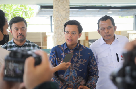 Program CSR Badan Usaha Milik Daerah (BUMD) diharapkan lebih terarah, berdampak, dan berkelanjutan. Demikian diungkapkan Ketua Panitia Khusus (Pansus) Tanggung Jawab Sosial dan Lingkungan (TJSL) atau Corporate Social Responsibility (CSR) DPRD DKI Jakarta Ghozi Zulazmi saat meninjau kantor PT. Pembangunan Jaya Ancol Tbk, Jumat (7/8). Dalam kunjungan itu, Pansus mendatangi Sekolah Rakyat Ancol. Para anggota Pansus berinteraksi langsung dengan guru dan siswa. Melihat langsung pelaksanaan program pendidikan oleh pengelola Ancol. Pansus juga menyaksikan presentasi peran kerang hijau membantu menjernihkan air laut melalui Program Restorasi Kerang Hijau. Melihat pula proses pengolahan air laut menggunakan teknologi Seawater Reverse Osmosis (SWRO) menjadi air layak digunakan. Ghozi mengatakan, peninjauan ke lapangan untuk memastikan program hasil pemaparan Ancol dalam rapat Pansus benar-benar berjalan dan bermanfaat. Terdapat tiga program yang menjadi perhatian Pansus. Yakni, Sekolah Rakyat Ancol, Restorasi Kerang Hijau, dan SWRO. Sekolah Rakyat berperan penting membantu menekan angka putus sekolah. Khususnya bagi masyarakat sekitar kawasan Ancol. “Program tersebut bagus untuk memastikan angka putus sekolah di daerah sekitar Ancol bisa hilang atau berkurang,” tandas Ghozi. Pada sektor lingkungan, Pansus mengapresiasi Program Restorasi Kerang hijau memperbaiki kualitas air laut dan ekosistem di kawasan pesisir Ancol. Teknologi SWRO merupakan pemanfaatan inovasi dalam mengolah air laut menjadi air yang layak digunakan. Ghozi menegaskan, Pansus menginginkan pelaksanaan CSR tidak secara sporadis. Setiap program harus memiliki tema, sasaran, dan keberlanjutan yang jelas. “CSR tidak boleh sporadis, tetapi harus memiliki tema. Kami sudah menyepakati salah satu fokusnya pada sektor sosial dan lingkungan, dan Ancol sudah menjalankan dua hal tersebut,” jelas Ghozi. Ia berharap, BUMD dan perusahaan lain menerapkan pola serupa. Sehingga, Program CSR bersinergi dengan kebutuhan masyarakat serta program Pemprov DKI. “Membantu masyarakat agar program tersebut berdampak dan dirasakan langsung,” tambah Ghozi. Anggota Pansus M. Taufik Zoelkifli mengungkapkan hal senada. Program Restorasi Kerang Hijau menunjukkan dana CSR berkontribusi terhadap pemulihan lingkungan. “Saya sangat terkesan dengan kerang hijau. Lingkungan hidup ternyata bisa diperbaiki dengan menggunakan dana CSR,” tutur Taufik. Ia berharap, pendekatan serupa dapat ditularkan kepada BUMD lain. “CSR dari BUMD atau perusahaan lain bisa membantu kelestarian lingkungan hidup kita,” ucap Taufik. Menanggapi hal itu, Direktur Operasional PT. Pembangunan Jaya Ancol Tbk Eddy Prastiyo menyatakan, akan terus meningkatkan pelaksanaan CSR agar lebih tepat sasaran. Pada sektor sosial maupun lingkungan. Ia juga menyambut arahan Pansus mengenai penyatuan tema CSR bagi BUMD di Jakarta. Sebab, membantu perusahaan menentukan fokus program ke depan. “Kami berterima kasih sudah diberi arahan terkait penyatuan tema untuk seluruh BUMD yang ada di Jakarta,” pungkas Eddy. (all/df)