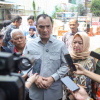 Pansus Pengelolaan Sampah DPRD DKI Jakarta meninjau sejumlah lokasi di kawasan Pantai Indah Kapuk (PIK), Jakarta Utara, Jumat (7/8). Tinjauan itu sebagai bentuk pelaksanaan fungsi pengawasan terhadap Peraturan Daerah Nomor 4 Tahun 2019 tentang Perubahan atas Peraturan Daerah Nomor 3 Tahun 2013 tentang Pengelolaan Sampah. Peninjauan menyasar Pasar Swasta Pantai Indah Kapuk, rumah sakit, kawasan permukiman, hingga kawasan industri. Memastikan pengelolaan sampah di kawasan komersial itu berjalan sesuai ketentuan berlaku. Ketua Pansus Judistira Hermawan didampingi Wakil Ketua Pansus Husen memimpin kunjungan tersebut. Turut hadir Anggota Pansus Abdurrahman Suhaimi, Nabilah Aboe Bakar Alhabsyi, Solikhah, Pantas Nainggolan, Yuke Yurike, Raden Gusti Arief Yulifard, Yusuf, Alwi Moehamad Ali, Ferrial Sofyan, Ali Muhammad Johan, dan Bun Joi Phiau. Ketua Pansus Judistira Hermawan mengatakan, pengawasan untuk memastikan kawasan PIK melaksanakan kewajiban mengelola sampah secara mandiri. Sebagaimana amanat Perda Nomor 4 Tahun 2019 dan Peraturan Gubernur Nomor 5 Tahun 2026. Kawasan PIK memiliki area yang luas. Banyak perumahan. Kemudian, pusat perbelanjaan. Bahkan terdapat pusat perkantoran hingga rumah sakit. “Yang mau kita cari di sini adalah pengelolaan sampah,” kata dia. Hasil peninjauan, pengelolaan sampah di kawasan Pantai Indah Kapuk berjalan cukup baik. Para pengelola kawasan telah bekerja sama dengan vendor atau mitra yang menangani proses pengelolaan sampah sesuai ketentuan. Sebab, kawasan PIK berkewajiban mengelola sampah secara mandiri, sesuai Perda 4/2019. Pansus memastikan, kawasan PIK menjalankan kewajiban dalam mengelola sampah secara baik. Namun, Judistira mengingatkan, masih terdapat masalah terkait vendor pengelola sampah. Belum menjalankan tugas sesuai aturan. Judistira mengungkapkan, sejumlah pihak yang mengaku sebagai pengelola sampah hanya mengangkut sampah tanpa memiliki sistem pengolahan yang jelas. Hal itu berpotensi membuang sampah secara sembarangan. Ke depan, Pansus bersama Dinas Lingkungan Hidup akan mendata dan mengevaluasi seluruh perusahaan pengelola sampah yang terdaftar di Jakarta. “Saya pesan bahwa ini banyak vendor-vendor yang nakal, ngaku-ngaku pengelola sampah sebagai vendor,” ungkap dia. Kenyataannya, sambung Judistira, banyak vendor hanya mengangkut sampah dengan modal truk sampah. “Kemudian, sampah berserakan dimana-mana, buangnya dimana-mana,” beber dia. Pansus juga berencana inspeksi mendadak (Sidak) secara acak terhadap perusahaan-perusahaan pengelola sampah. Memastikan seluruh proses pengelolaan sesuai ketentuan berlaku. Menurut Judistira, pengelolaan sampah di kawasan PIK sudah menunjukkan praktik yang lebih baik dibandingkan sebelumnya. Harapannya, pengelolaan sampah tersebut dapat menjadi contoh bagi kawasan komersial lain di Jakarta. Termasuk pusat perbelanjaan, kawasan perumahan, hotel, restoran, dan kafe. “Ini yang mau kita sisir dan kita akan duduk bersama dengan Dinas Lingkungan Hidup. Memastikan mana yang aktif, mana yang enggak. Kita pengen tau tempatnya dia buang sampah ini ujungnya ada dimana,” tambah Judistira. (yla/df)