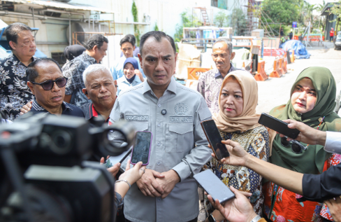 Pansus Pengelolaan Sampah DPRD DKI Jakarta meninjau sejumlah lokasi di kawasan Pantai Indah Kapuk (PIK), Jakarta Utara, Jumat (7/8). Tinjauan itu sebagai bentuk pelaksanaan fungsi pengawasan terhadap Peraturan Daerah Nomor 4 Tahun 2019 tentang Perubahan atas Peraturan Daerah Nomor 3 Tahun 2013 tentang Pengelolaan Sampah. Peninjauan menyasar Pasar Swasta Pantai Indah Kapuk, rumah sakit, kawasan permukiman, hingga kawasan industri. Memastikan pengelolaan sampah di kawasan komersial itu berjalan sesuai ketentuan berlaku. Ketua Pansus Judistira Hermawan didampingi Wakil Ketua Pansus Husen memimpin kunjungan tersebut. Turut hadir Anggota Pansus Abdurrahman Suhaimi, Nabilah Aboe Bakar Alhabsyi, Solikhah, Pantas Nainggolan, Yuke Yurike, Raden Gusti Arief Yulifard, Yusuf, Alwi Moehamad Ali, Ferrial Sofyan, Ali Muhammad Johan, dan Bun Joi Phiau. Ketua Pansus Judistira Hermawan mengatakan, pengawasan untuk memastikan kawasan PIK melaksanakan kewajiban mengelola sampah secara mandiri. Sebagaimana amanat Perda Nomor 4 Tahun 2019 dan Peraturan Gubernur Nomor 5 Tahun 2026. Kawasan PIK memiliki area yang luas. Banyak perumahan. Kemudian, pusat perbelanjaan. Bahkan terdapat pusat perkantoran hingga rumah sakit. “Yang mau kita cari di sini adalah pengelolaan sampah,” kata dia. Hasil peninjauan, pengelolaan sampah di kawasan Pantai Indah Kapuk berjalan cukup baik. Para pengelola kawasan telah bekerja sama dengan vendor atau mitra yang menangani proses pengelolaan sampah sesuai ketentuan. Sebab, kawasan PIK berkewajiban mengelola sampah secara mandiri, sesuai Perda 4/2019. Pansus memastikan, kawasan PIK menjalankan kewajiban dalam mengelola sampah secara baik. Namun, Judistira mengingatkan, masih terdapat masalah terkait vendor pengelola sampah. Belum menjalankan tugas sesuai aturan. Judistira mengungkapkan, sejumlah pihak yang mengaku sebagai pengelola sampah hanya mengangkut sampah tanpa memiliki sistem pengolahan yang jelas. Hal itu berpotensi membuang sampah secara sembarangan. Ke depan, Pansus bersama Dinas Lingkungan Hidup akan mendata dan mengevaluasi seluruh perusahaan pengelola sampah yang terdaftar di Jakarta. “Saya pesan bahwa ini banyak vendor-vendor yang nakal, ngaku-ngaku pengelola sampah sebagai vendor,” ungkap dia. Kenyataannya, sambung Judistira, banyak vendor hanya mengangkut sampah dengan modal truk sampah. “Kemudian, sampah berserakan dimana-mana, buangnya dimana-mana,” beber dia. Pansus juga berencana inspeksi mendadak (Sidak) secara acak terhadap perusahaan-perusahaan pengelola sampah. Memastikan seluruh proses pengelolaan sesuai ketentuan berlaku. Menurut Judistira, pengelolaan sampah di kawasan PIK sudah menunjukkan praktik yang lebih baik dibandingkan sebelumnya. Harapannya, pengelolaan sampah tersebut dapat menjadi contoh bagi kawasan komersial lain di Jakarta. Termasuk pusat perbelanjaan, kawasan perumahan, hotel, restoran, dan kafe. “Ini yang mau kita sisir dan kita akan duduk bersama dengan Dinas Lingkungan Hidup. Memastikan mana yang aktif, mana yang enggak. Kita pengen tau tempatnya dia buang sampah ini ujungnya ada dimana,” tambah Judistira. (yla/df)