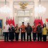 apemperda DPRD DKI Jakarta melaporkan realisasi pembentukan peraturan daerah (Perda) yang telah rampung dibahas kepada Gubernur Pramono Anung di Balaikota DKI Jakarta, Jumat (7/8). Hingga Triwulan III 2026, sebanyak 10 Ranperda telah selesai. Target penyelesaian di 2026, sebanyak 20 Perda. Hadir dalam pertemuan itu, Ketua Ketua Bapemperda Abdul Aziz, Wakil Ketua Bapemperda Jhony Simanjuntak, Anggota Bapemperda Wa Ode Herlina, Muhammad Subki, Francine Widjojo, Farah Savira, Yusuf, Djamilah Abdul Ghani, dan Sekretaris DPRD DKI Jakarta Augustinus. Aziz mengungkapkan, progres perkembangan perlu diketahui gubernur sebagai bentuk kolaborasi kinerja eksekutif dan legislatif. Ketua Ketua Bapemperda DPRD DKI Jakarta Abdul Aziz. (dok.ddjp) Hingga kini, sebanyak tujuh Ranperda belum dibahas karena belum diajukan oleh eksekutif. Bahkan, empat Ranperda di antaranya terindikasi masih tahap penyusunan. Empat Ranperda dimaksud yakni, Ranperda Penataan Pembinaan dan Pemberdayaan Pedagang Kaki Lima (PKL), Ranperda Ketenagakerjaan, Ranperda Pengelolaan Pengendalian Administrasi Kependudukan dan Pencatatan Sipil (Dukcapil), dan Ranperda Penyelenggaraan Bantuan Hukum. “Empat Perda yang belum siap itu sangat dibutuhkan masyarakat,” kata Aziz. Sedangkan tiga Ranperda lainnya yaitu, Ranperda Perseroan Terbatas Bank Jakarta (perseroan daerah), Ranperda Perubahan Bentuk Hukum Perseroan Terbatas Transportasi Jakarta Menjadi Perseroan Terbatas Transportasi Jakarta (Perseroan Daerah), dan Ranperda Perubahan Atas Peraturan Daerah nomor 6 Tahun 2025 tentang Perubahan Bentuk Hukum Badan Hukum Perusahaan Umum Aaerah Air Minum Jaya Menjadi Perseroan Terbatas Air Minum Jaya (Perseroan Daerah). “Tadi, pak gubernur meminta waktu satu pekan untuk merapatkan kembali bersama timnya, guna memastikan apakah tujuh Ranperda ini diajukan penuh atau tidak,” ungkap Aziz. DPRD DKI Jakarta turut mengajukan Ranperda inisiatif Pencegahan dan Penanggulangan Penyimpangan Perilaku Seksual. Karena itu, Bapemperda berencana kunjungan kerja ke Kabupaten Bandung yang sudah lebih dulu menerapkan regulasi tersebut. Kunjungan itu untuk mempelajari dampak Perda tersebut terhadap masyarakat di Kabupaten Bandung. Tujuannya, mengetahui hal-hal yang perlu pengaturan. “Pekan depan, kami berharap informasi dan dokumen administratif dari Pemprov DKI sudah siap. Sehingga infrastruktur pembahasannya langsung kita jalankan di Bapemperda,” tambah Aziz. (apn/df)