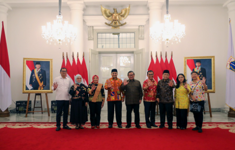 apemperda DPRD DKI Jakarta melaporkan realisasi pembentukan peraturan daerah (Perda) yang telah rampung dibahas kepada Gubernur Pramono Anung di Balaikota DKI Jakarta, Jumat (7/8). Hingga Triwulan III 2026, sebanyak 10 Ranperda telah selesai. Target penyelesaian di 2026, sebanyak 20 Perda. Hadir dalam pertemuan itu, Ketua Ketua Bapemperda Abdul Aziz, Wakil Ketua Bapemperda Jhony Simanjuntak, Anggota Bapemperda Wa Ode Herlina, Muhammad Subki, Francine Widjojo, Farah Savira, Yusuf, Djamilah Abdul Ghani, dan Sekretaris DPRD DKI Jakarta Augustinus. Aziz mengungkapkan, progres perkembangan perlu diketahui gubernur sebagai bentuk kolaborasi kinerja eksekutif dan legislatif. Ketua Ketua Bapemperda DPRD DKI Jakarta Abdul Aziz. (dok.ddjp) Hingga kini, sebanyak tujuh Ranperda belum dibahas karena belum diajukan oleh eksekutif. Bahkan, empat Ranperda di antaranya terindikasi masih tahap penyusunan. Empat Ranperda dimaksud yakni, Ranperda Penataan Pembinaan dan Pemberdayaan Pedagang Kaki Lima (PKL), Ranperda Ketenagakerjaan, Ranperda Pengelolaan Pengendalian Administrasi Kependudukan dan Pencatatan Sipil (Dukcapil), dan Ranperda Penyelenggaraan Bantuan Hukum. “Empat Perda yang belum siap itu sangat dibutuhkan masyarakat,” kata Aziz. Sedangkan tiga Ranperda lainnya yaitu, Ranperda Perseroan Terbatas Bank Jakarta (perseroan daerah), Ranperda Perubahan Bentuk Hukum Perseroan Terbatas Transportasi Jakarta Menjadi Perseroan Terbatas Transportasi Jakarta (Perseroan Daerah), dan Ranperda Perubahan Atas Peraturan Daerah nomor 6 Tahun 2025 tentang Perubahan Bentuk Hukum Badan Hukum Perusahaan Umum Aaerah Air Minum Jaya Menjadi Perseroan Terbatas Air Minum Jaya (Perseroan Daerah). “Tadi, pak gubernur meminta waktu satu pekan untuk merapatkan kembali bersama timnya, guna memastikan apakah tujuh Ranperda ini diajukan penuh atau tidak,” ungkap Aziz. DPRD DKI Jakarta turut mengajukan Ranperda inisiatif Pencegahan dan Penanggulangan Penyimpangan Perilaku Seksual. Karena itu, Bapemperda berencana kunjungan kerja ke Kabupaten Bandung yang sudah lebih dulu menerapkan regulasi tersebut. Kunjungan itu untuk mempelajari dampak Perda tersebut terhadap masyarakat di Kabupaten Bandung. Tujuannya, mengetahui hal-hal yang perlu pengaturan. “Pekan depan, kami berharap informasi dan dokumen administratif dari Pemprov DKI sudah siap. Sehingga infrastruktur pembahasannya langsung kita jalankan di Bapemperda,” tambah Aziz. (apn/df)