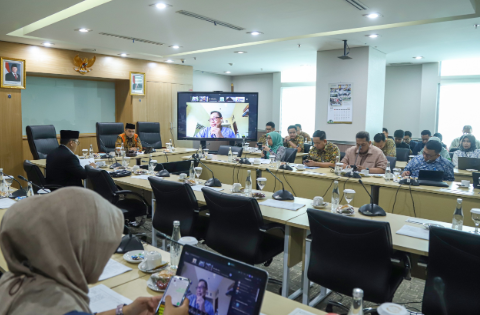 Bapemperda DPRD DKI Jakarta mulai menyeleksi sebanyak 63 usulan rancangan peraturan daerah (Raperda) dalam Program Pembentukan Peraturan Daerah (Propemperda) 2027. Ketua Bapemperda Abdul Aziz usai menyampaikan hal itu pada Rapat Dengar Pendapat Umum (RDPU) bersama masyarakat, akademisi, organisasi masyarakat (Ormas), dan organisasi profesi terkait usul Propemperda 2027, Kamis (6/8). Dari total 63 Ranperda usulan, 14 di antaranya berasal dari Pemprov DKI Jakarta. Sedangkan 49 lainnya merupakan usulan DPRD DKI Jakarta. “Kami harus menyeleksi karena kemampuan Bapemperda untuk membahas sekitar 15 Perda per tahun,” ujar Azis. Ketua Bapemperda DPRD DKI Jakarta Abdul Aziz. (dok.ddjp) Pembatasan kuota tersebut agar proses pembahasan regulasi berjalan efektif. Termasuk memprioritaskan Ranperda yang sesuai dengan kebutuhan masyarakat. Satu usulan yang menjadi prioritas utama pada 2027, ungkap Aziz, yaitu revisi Peraturan Daerah (Peda) Rencana Induk Transportasi. Pasalnya, kondisi transportasi di Jakarta sudah terintegrasi. Menyangkut kebutuhan masyarakat. Butuh aturan yang lebih komprehensif. “Agar pelayanan lebih teratur, terjangkau, dan berkelanjutan,” jelas Aziz. Meski demikian, Aziz memastikan, Bapemperda akan menggelar uji paparan bersama para pengusul Perda. Tujuannya, memetakan tingkat urgensi dan skala prioritas. Sebelum draft akhir diserahkan di Kementerian Dalam Negeri (Kemendagri). “Jika target 15 Perda prioritas tersebut rampung lebih cepat, kami tetap membuka ruang pembahasan melalui skema non-Propemperda untuk kebutuhan yang bersifat mendesak,” pungkas Azis. (apn/df)