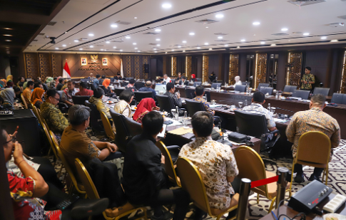 Bapemperda DPRD DKI Jakarta melanjutkan kembali pembahasan Rancangan Peraturan Daerah (Raperda) tentang Perubahan atas Perda Nomor 1 Tahun 2024 tentang Pajak Daerah dan Retribusi Daerah. Pembahasan itu fokus menjaga keseimbangan antara peningkatan Pendapatan Asli Daerah (PAD) dan perlindungan terhadap masyarakat berpenghasilan rendah (MBR). Ketua Bapemperda Abdul Aziz menyampaikan, terdapat usulan sebanyak 118 pasal dari Badan Pendapatan Daerah (Bapenda). Di antaranya, 59 pasal yang sudah rampung lewat pembahasan secara rinci oleh eksekutif dan legislatif. Harapannya, PAD dari pajak dan retribusi meningkat. Berkontribusi positif bagi Pemprov DKI Jakarta. Ketua Bapemperda DPRD DKI Jakarta Abdul Aziz. (dok.ddjp) Aziz menekankan, penyesuaian tarif pajak dan retribusi daerah harus tetap memprioritaskan asas keadilan. “Jangan sampai naiknya pajak dan retribusi dibebankan pada masyarakat rentan,” ujar Aziz, Kamis (6/8). Bapemperda juga mengusulkan agar penyesuaian retribusi pada fasilitas sosial dan fasilitas umum (fasos fasum) tidak naik. Mengingat, masyarakat menengah ke bawah menggunakan fasilitas. “Kita akan coba pertahankan itu,” tandas Aziz. Perubahan pasal dalam Ranperda, ungkap dia, memungkinkan setelah melewati tahapan evaluasi dan fasilitasi dari Kementerian Dalam Negeri (Kemendagri). “Di sana (Kemendagri), pasal-pasal tersebut bisa bertambah atau berkurang,” sebut Aziz. Meski demikian, tambah dia, Ranperda menjadi regulasi yang berkontribusi positif bagi Pemprov DKI Jakarta. Khususnya bagi masyarakat kurang mampu. (apn/df)