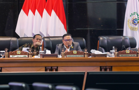 Badan Anggaran (Banggar) DPRD DKI Jakarta mendorong penerapan pajak kendaraan listrik sebagai upaya mengoptimalkan Pendapatan Asli Daerah (PAD). Usulan tersebut mengemuka dalam rapat Banggar DPRD DKI Jakarta bersama Tim Anggaran Pemerintah Daerah (TAPD) saat membahas Rancangan Perubahan Kebijakan Umum APBD dan Perubahan Prioritas Plafon Anggaran Sementara (KUA-PPAS) APBD Perubahan 2026. Ketua Badan Anggaran Suhud Alynudin mengatakan, peningkatan jumlah kendaraan listrik perlu diikuti pembahasan regulasi perpajakan yang tepat. “Sekarang kendaraan listrik semakin banyak dan tentu menggunakan jalan serta sarana yang dibangun melalui APBD. Karena itu ada usulan agar diberlakukan pajak kendaraan listrik,” ujar Suhud usai memimpin rapat, Kamis (6/8). Pembahasan lebih lanjut, ungkap dia, pada dalam rapat konsultasi bersama Komisi C. Anggota Komisi C Lukman Hakim mengungkapkan hal senada. Mendukung penyusunan regulasi agar Pemprov DKI dapat memungut pajak kendaraan listrik. “Kami meminta ada regulasi,” kata Lukman. Optimalisasi PAD diperlukan untuk membiayai berbagai kebutuhan pelayanan publik. “Mendukung Jakarta menuju kota global,” terang Lukman. Sementara itu, Kepala Badan Pendapatan Daerah (Bapenda) DKI Jakarta Lusiana Herawati mengungkapkan, Pemprov DKI Jakarta belum memungut Pajak Kendaraan Bermotor (PKB) maupun Bea Balik Nama Kendaraan Bermotor (BBNKB) kendaraan listrik. Sebab, masih mengikuti ketentuan pemerintah pusat. Hingga Juni 2026, potensi PKB kendaraan listrik mencapai sekitar Rp573 miliar. Sedangkan potensi BBNKB kendaraan listrik sekitar Rp1,57 triliun. Jumlah kendaraan listrik di Jakarta sudah sekitar 220 ribu unit. Bila skema insentif daerah diterapkan, tambah Lusiana, Pemprov DKI berpotensi memperoleh penerimaan sekitar Rp4 triliun dari pajak kendaraan listrik. “Kalau seluruh kendaraan listrik tetap dibebaskan, potensi kehilangan penerimaan bisa mencapai sekitar Rp5,7 triliun,” pungkas Lusiana. (all/df)
