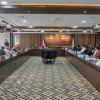 Komisi A DPRD DKI Jakarta memberikan tenggat waktu selama satu bulan kepada Perumda Pembangunan Sarana Jaya untuk menyelesaikan kewajiban pembayaran ganti rugi pembelian lahan di kawasan Pondok Kelapa, Jakarta Timur, kepada pelapor Fahri Bachmid. Penegasan itu diungkapkan Anggota Komisi A Ongen Sangaji menindaklanjuti penyelesaian perkara yang sudah berkekuatan hukum tetap. Pemberian tenggat waktu merupakan hasil kesepakatan dalam rapat kedua setelah audiensi pada November 2025. “Kita minta mereka satu bulan untuk segera menyelesaikan tanggung jawab sesuai putusan Mahkamah,” ujar Ongen, Jumat (7/8). Bila hingga batas waktu tersebut Perumda Pembangunan Sarana Jaya tidak menunjukkan iktikad baik, Komisi A akan merekomendasikan langkah pengawasan yang lebih tegas. “Kalau kemudian mereka tidak taat, maka rekomendasi kita adalah minta pergantian direksinya,” tandas Ongen. Kewajiban penyelesaian yang disepakati sekitar Rp11 miliar. Permasalahan itu berlangsung sejak 2022. “Kita hanya mempertegas untuk segera diselesaikan karena sudah terlalu lama,” tegas Ongen. Keterlambatan pelaksanaan putusan pengadilan berpotensi mencoreng citra Badan Usaha Milik Daerah (BUMD). “Yang kedua, tidak menghormati rekomendasi DPRD DKI Jakarta,” ucap Ongen. Karena itu, bila Sarana Jaya mengabaikan rekomendasi DPRD, Komisi A akan menyampaikan langkah lanjutan kepada gubernur. Penundaan pembayaran, menurut Ongen, berpotensi meningkatkan beban keuangan perusahaan. Sebab berdasarkan putusan Mahkamah Agung, kewajiban tersebut disertai bunga sebesar 6 persen per tahun yang terus berjalan. “Bunganya terus berkembang. Kalau mereka tidak menyelesaikan, maka bunga ini terus berjalan sesuai dengan keputusan Mahkamah Agung. Harus clear,” pungkas Ongen. (gie/df)