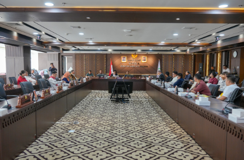 Komisi A DPRD DKI Jakarta memberikan tenggat waktu selama satu bulan kepada Perumda Pembangunan Sarana Jaya untuk menyelesaikan kewajiban pembayaran ganti rugi pembelian lahan di kawasan Pondok Kelapa, Jakarta Timur, kepada pelapor Fahri Bachmid. Penegasan itu diungkapkan Anggota Komisi A Ongen Sangaji menindaklanjuti penyelesaian perkara yang sudah berkekuatan hukum tetap. Pemberian tenggat waktu merupakan hasil kesepakatan dalam rapat kedua setelah audiensi pada November 2025. “Kita minta mereka satu bulan untuk segera menyelesaikan tanggung jawab sesuai putusan Mahkamah,” ujar Ongen, Jumat (7/8). Bila hingga batas waktu tersebut Perumda Pembangunan Sarana Jaya tidak menunjukkan iktikad baik, Komisi A akan merekomendasikan langkah pengawasan yang lebih tegas. “Kalau kemudian mereka tidak taat, maka rekomendasi kita adalah minta pergantian direksinya,” tandas Ongen. Kewajiban penyelesaian yang disepakati sekitar Rp11 miliar. Permasalahan itu berlangsung sejak 2022. “Kita hanya mempertegas untuk segera diselesaikan karena sudah terlalu lama,” tegas Ongen. Keterlambatan pelaksanaan putusan pengadilan berpotensi mencoreng citra Badan Usaha Milik Daerah (BUMD). “Yang kedua, tidak menghormati rekomendasi DPRD DKI Jakarta,” ucap Ongen. Karena itu, bila Sarana Jaya mengabaikan rekomendasi DPRD, Komisi A akan menyampaikan langkah lanjutan kepada gubernur. Penundaan pembayaran, menurut Ongen, berpotensi meningkatkan beban keuangan perusahaan. Sebab berdasarkan putusan Mahkamah Agung, kewajiban tersebut disertai bunga sebesar 6 persen per tahun yang terus berjalan. “Bunganya terus berkembang. Kalau mereka tidak menyelesaikan, maka bunga ini terus berjalan sesuai dengan keputusan Mahkamah Agung. Harus clear,” pungkas Ongen. (gie/df)