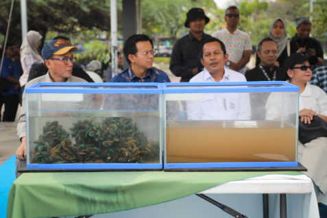Panitia Khusus (Pansus) Tanggung Jawab Sosial dan Lingkungan (TJSL) atau Corporate Social Responsibility (CSR) DPRD DKI Jakarta mendorong PT Pembangunan Jaya Ancol Tbk memperluas manfaat Program CSR kepada pelaku usaha mikro, kecil, dan menengah (UMKM). Anggota PansusAugust Hamonangan menilai, Program CSR Ancol sudah menyentuh sektor pendidikan dan lingkungan. Namun, belum terlihat penguatan keterlibatan UMKM. “Sepertinya UMKM belum terlihat di sini,” ujar August usai meninjau pelaksanaan Program CSR Ancol, Jumat (7/8). UMKM memerlukan perlu merasakan manfaat CSR. Hal itu bagian dari pemberdayaan ekonomi masyarakat. “Artinya, mungkin salah satu amanat dari regulasi yang ada,” terang August. Satu di antara manfaat CSR lewat keterlibatan UMKM agar tak hanya berorientasi pada kegiatan sosial dan lingkungan. Perlu membuka ruang pemberdayaan ekonomi bagi masyarakat. Program CSR, kata dia, dapat mendukung pengembangan usaha. Meningkatkan kapasitas pelaku UMKM. Sehingga, masyarakat merasakan manfaat secara berkelanjutan. Hasil peninjauan lapangan akan menjadi bahan evaluasi dalam pembahasan arah pelaksanaan CSR di Jakarta. (all/df)