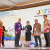 Wakil Ketua DPRD DKI Jakarta Wibi Andrino mendorong pemerintah daerah mengoptimalkan pemanfaatan aset agar memberikan nilai ekonomi. Sekaligus, berdampak terhadap peningkatan kesejahteraan masyarakat. Hal tersebut diungkapkan Wibi usai menghadiri Jakarta Asset Forum & Expo (JAFEX) 2026 di The St. Regis Jakarta, Selasa (11/8). Menurut dia, pengelolaan aset Jakarta harus berkelanjutan dengan membuka peluang kolaborasi bersama pihak swasta dan investor. “Tentunya segala bentuk yang ada hari ini harus bisa sustainable dan juga untuk meningkatkan kesejateraan masyarakat,” ujar Wibi. DKI Jakarta memiliki aset dengan nilai sekitar Rp750 triliun. Namun tidak seluruh aset memberikan nilai ekonomi. Pasalnya, sebagian berupa infrastruktur dan fasilitas publik. Karena itu, kata Wibi, perlu pendekatan pemanfaatan aset yang lebih tepat. Seperti melalui konsep mixed use. Dengan demikian, aset memberikan nilai tambah. Tanpa mengesampingkan fungsi utama. “Tapi sekarang kalau kita berbicara tentang Jakarta masa depan, semua yang ada itu harus bisa ditepat gunakan,” kata Wibi. Forum seperti JAFEX, lanjuyt dia, menjadi momentum bagi Jakarta untuk membuka peluang investasi melalui pemanfaatan aset daerah yang berpotensi ekonomi. Berdasarkan pembahasan dengan Jakarta Asset Management Center (JAMC), sebut Wibi, terdapat sekitar 40 titik bidang tanah yang berpotensi dikelola dengan nilai investasi sekitar Rp1,4 triliun. “Dampak ekonomi yang dapat dari perputaran itu kurang lebih antara Rp200 sampai Rp300 miliar,” ungkap Wibi. Terkait kerja sama pemanfaatan aset dengan investor dan pihak swasta, tegas Wibi, perlu regulasi serta komitmen bersama. Sehingga, kerja sama bermanfaat bagi Pemprov DKI Jakarta maupun investor. Sebab, skema kerja sama harus mempertimbangkan kebutuhan investor untuk mendapatkan kepastian dalam menjalankan investasi. Khususnya ketika membutuhkan modal besar untuk pembangunan. “Nah itulah regulasi ini yang kita susun bersama sehingga win-win,” ucap Wibi. Di sisi lain, tambah dia, investasi yang masuk ke Jakarta harus berdampak nyata terhadap perekonomian dan kesejahteraan masyarakat. “Kita juga membutuhkan investasi daripada segi perekonomian yang berdampak pada masyarakat,” ungkap Wibi. Selain optimalisasi, pengamanan aset milik Pemprov DKI Jakarta juga sangat penting. Dinas teknis yang punya aset didukung secara fiskal untuk mengaudit. Termasuk memastikan perlindungan aset. “Intinya adalah dinas teknis harus diberikan satu kelonggaran fiskal,” tegas Wibi. Ia mencontohkan, persoalan aset di kawasan Lebak Bulus, Jakarta Selatan, berupa tanah sekitar 10.000 meter persegi. Kini, berpotensi hilang karena Pemprov DKI kalah dalam sengketa di pengadilan. Kejadian tersebut, harap Wibi, menjadi evaluasi agar pengamanan aset daerah berjalan lebih maksimal ke depan. Pengelolaan aset harus lebih terintegrasi. Seperti, melalui Badan Pengelolaan Aset Daerah (BPAD) dan JAMC. Dengan begitu, aset di Jakarta bermanfaat besar bagi masyarakat. “Memiliki sebanyak-banyaknya keuntungan itu untuk masyarakat Jakarta,” pungkas Wibi. (gie/df)