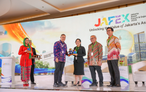 Wakil Ketua DPRD DKI Jakarta Wibi Andrino mendorong pemerintah daerah mengoptimalkan pemanfaatan aset agar memberikan nilai ekonomi. Sekaligus, berdampak terhadap peningkatan kesejahteraan masyarakat. Hal tersebut diungkapkan Wibi usai menghadiri Jakarta Asset Forum & Expo (JAFEX) 2026 di The St. Regis Jakarta, Selasa (11/8). Menurut dia, pengelolaan aset Jakarta harus berkelanjutan dengan membuka peluang kolaborasi bersama pihak swasta dan investor. “Tentunya segala bentuk yang ada hari ini harus bisa sustainable dan juga untuk meningkatkan kesejateraan masyarakat,” ujar Wibi. DKI Jakarta memiliki aset dengan nilai sekitar Rp750 triliun. Namun tidak seluruh aset memberikan nilai ekonomi. Pasalnya, sebagian berupa infrastruktur dan fasilitas publik. Karena itu, kata Wibi, perlu pendekatan pemanfaatan aset yang lebih tepat. Seperti melalui konsep mixed use. Dengan demikian, aset memberikan nilai tambah. Tanpa mengesampingkan fungsi utama. “Tapi sekarang kalau kita berbicara tentang Jakarta masa depan, semua yang ada itu harus bisa ditepat gunakan,” kata Wibi. Forum seperti JAFEX, lanjuyt dia, menjadi momentum bagi Jakarta untuk membuka peluang investasi melalui pemanfaatan aset daerah yang berpotensi ekonomi. Berdasarkan pembahasan dengan Jakarta Asset Management Center (JAMC), sebut Wibi, terdapat sekitar 40 titik bidang tanah yang berpotensi dikelola dengan nilai investasi sekitar Rp1,4 triliun. “Dampak ekonomi yang dapat dari perputaran itu kurang lebih antara Rp200 sampai Rp300 miliar,” ungkap Wibi. Terkait kerja sama pemanfaatan aset dengan investor dan pihak swasta, tegas Wibi, perlu regulasi serta komitmen bersama. Sehingga, kerja sama bermanfaat bagi Pemprov DKI Jakarta maupun investor. Sebab, skema kerja sama harus mempertimbangkan kebutuhan investor untuk mendapatkan kepastian dalam menjalankan investasi. Khususnya ketika membutuhkan modal besar untuk pembangunan. “Nah itulah regulasi ini yang kita susun bersama sehingga win-win,” ucap Wibi. Di sisi lain, tambah dia, investasi yang masuk ke Jakarta harus berdampak nyata terhadap perekonomian dan kesejahteraan masyarakat. “Kita juga membutuhkan investasi daripada segi perekonomian yang berdampak pada masyarakat,” ungkap Wibi. Selain optimalisasi, pengamanan aset milik Pemprov DKI Jakarta juga sangat penting. Dinas teknis yang punya aset didukung secara fiskal untuk mengaudit. Termasuk memastikan perlindungan aset. “Intinya adalah dinas teknis harus diberikan satu kelonggaran fiskal,” tegas Wibi. Ia mencontohkan, persoalan aset di kawasan Lebak Bulus, Jakarta Selatan, berupa tanah sekitar 10.000 meter persegi. Kini, berpotensi hilang karena Pemprov DKI kalah dalam sengketa di pengadilan. Kejadian tersebut, harap Wibi, menjadi evaluasi agar pengamanan aset daerah berjalan lebih maksimal ke depan. Pengelolaan aset harus lebih terintegrasi. Seperti, melalui Badan Pengelolaan Aset Daerah (BPAD) dan JAMC. Dengan begitu, aset di Jakarta bermanfaat besar bagi masyarakat. “Memiliki sebanyak-banyaknya keuntungan itu untuk masyarakat Jakarta,” pungkas Wibi. (gie/df)