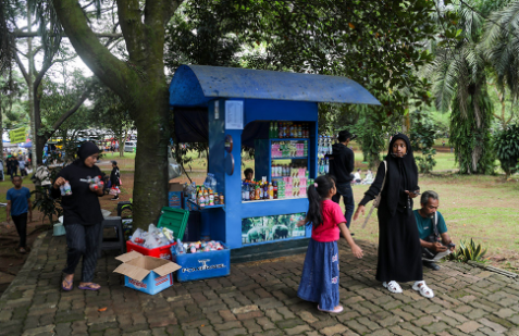 Pertumbuhan ekonomi di Jakarta perlu digenjot. Satu di antaranya melalui usaha mikro kecil dan kecil (UMKM). Banyak kegiatan UMKM berstatus pedagang kaki lima (PKL) membutuhkan kepastian regulasi. Utamanya terkait penataan lokasi berjualan. Anggota Bapemperda DPRD DKI Jakarta Wa Ode Herlina menyoroti ketidakpastian pembagian wewenang dalam mengatur jumlah Lokasi Binaan (Lokbin) dan Lokasi Sementara (Loksem). Mendorong pemerintah daerah mengevaluasi regulasi terkait penataan dan pemberdayaan PKL. Wa Ode menilai, koordinasi penanganan PKL yang terjadi terkesan tumpang tindih antara pejabat wilayah. Seperti camat, lurah, walikota dengan instansi teknis Suku Dinas (Sudin) dan Dinas PPKUKM DKI Jakarta. Kondisi demikian membingungkan para pelaku usaha mikro. “Saya usul dikaji saja soal pelaporan penataan pemberdayaan pedagang kaki lima. Karena selama ini suka tumpang tindih,” ujar Wa Ode, beberapa waktu lalu. Anggota Bapemperda DPRD DKI Jakarta Wa Ode Herlina. (dok.ddjp) Anggota Bapemperda DPRD DKI Jakarta Francine Widjojo mengungkapkan hal senada. Ia menegaskan, penataan PKL dijadikan prioritas utama di Jakarta. Akan tetapi, ia menyayangkan tren jumlah Loksem dan Lokbin semakin menurun setiap tahun. Padahal, tingkat pengangguran di Jakarta masih berada dalam kisaran 6 persen. “Sebagai alternatif, kalau cari kerja sulit, salah satu alternatifnya adalah berdagang. Nah, ini kan harusnya bisa difasilitasi juga,” tegas Francine Widjojo. Anggota Bapemperda DPRD DKI Jakarta Francine Widjojo. (dok.ddjp) Setiap tahun, sambung Francine, Pemprov DKI menyalurkan anggaran untuk pelatihan wirausaha. Dengan demikian, perlu wadah penataan yang nyata. Bukan sekadar pelatihan tanpa kepastian tempat berdagang. “Jangan sampai pelatihan-pelatihan yang sudah begitu besarnya kita anggarkan tiap tahun ada pelatihan, tapi tidak ada serapannya, tidak ada hasil nyatanya,” kata Francine. Francine mendukung penuh penerbitan Ranperda Penataan Pembinaan dan Pemberdayaan Pedagang Kaki Lima (PKL) oleh Pemprov DKI. “Kaki lima ini perlu menjadi prioritas,” tutup dia. (apn/df)