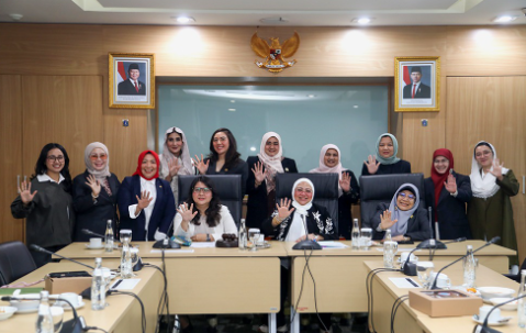 Kaukus Perempuan Parlemen (KPP) DPRD DKI Jakarta membentuk kepengurusan periode 2024-2029 melalui rapat di Lantai 9 Gedung DPRD DKI Jakarta, Rabu (12/8). Anggota DPRD DKI Jakarta Solikhah terpilih sebagai ketua KPP DPRD DKI Jakarta. Sedangkan Wakil Ketua DPRD DKI Jakarta Rany Mauliani dan Ima Mahdiah menjadi pelindung. Kepengurusan baru bakal memperkuat peran legislator perempuan mengawal berbagai persoalan masyarakat. Terutama, isu perempuan, anak, dan keluarga. Wakil Ketua DPRD DKI Jakarta sekaligus Pelindung KPP DPRD DKI Jakarta Rany Mauliani mengatakan, para legislator perempuan memiliki tanggung jawab memastikan masyarakat memperoleh hak. Wakil Ketua DPRD DKI Jakarta sekaligus Pelindung KPP DPRD DKI Jakarta Rany Mauliani. (dok.ddjp) “Yang pasti, kita bisa mengawal segala sesuatu yang terjadi di masyarakat,” ujar Rany. Selain menjalankan fungsi sebagai wakil rakyat, KPP memperkuat sinergi DPRD dengan Pemprov DKI Jakarta dalam memenuhi kebutuhan masyarakat. Rany berharap, KPP beriringan dengan berbagai komunitas dan organisasi perempuan dalam memperjuangkan peningkatan kesejahteraan perempuan dan anak. “Agar perempuan bisa hidup lebih baik, lebih sejahtera, serta mendapatkan perlakuan yang layak di masyarakat maupun di dalam keluarganya,” terang Rany. Keberadaan KPP DPRD DKI semakin dikenal masyarakat. Dengan demikian, masyarakat maupun organisasi perempuan bisa bersinergi dengan para legislator perempuan. Rany menegaskan, kepengurusan KPP periode 2024-2029 harus mengutamakan kerja konkret dibandingkan kegiatan yang hanya bersifat seremonial. “Kami lebih menginginkan kerja yang nyata. Tidak usah terlalu banyak seremonial,” tegas Rany. Rany menambahkan, KPP akan menggelar pengukuhan secara sederhana. Tanpa menambah kebutuhan anggaran untuk kegiatan seremonial. Satu opsi yang dipertimbangkan, pengukuhan bersamaan dengan agenda Rapat Paripurna DPRD DKI Jakarta. Pengukuhan kepengurusan juga akan dipersiapkan menjelang pelaksanaan kongres KPP tingkat nasional. Ketua KPP DPRD DKI Jakarta Solikhah mengungkapkan, kepengurusan baru akan menjalankan program yang tetap berpedoman pada tujuan pembentukan KPP. Ketua KPP DPRD DKI Jakarta Solikhah. (dok.ddjp) Program tersebut akan diarahkan untuk mendorong kesejahteraan perempuan, anak, dan keluarga. Memberikan perhatian terhadap persoalan stunting dan pengentasan kemiskinan. “Bagaimana menuju anak, perempuan, dan keluarga yang sejahtera, itu melingkupi segala aktivitas dan program yang akan kita lakukan,” jelas Solikhah. Setelah pembentukan kepengurusan, KPP DPRD DKI Jakarta akan mengagendakan pengukuhan dalam waktu dekat. Agenda tersebut menjadi sarana memperkenalkan susunan kepengurusan kepada masyarakat serta berbagai organisasi perempuan. (all/df)