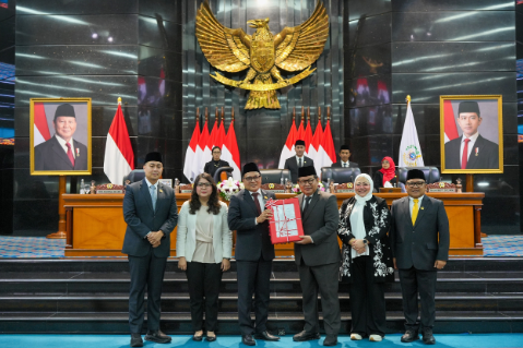 DPRD DKI Jakarta mengesahkan dua rancangan peraturan daerah (Ranperda) menjadi peraturan daerah (Perda) dalam rapat paripurna, Rabu (12/8). Kedua regulasi yakni, Perda Penyelenggaraan Sistem Pangan serta Perda Rencana Perlindungan dan Pengelolaan Lingkungan Hidup. “Dengan telah disetujuinya, maka rancangan peraturan daerah tersebut akan diserahkan kepada gubernur untuk ditindaklanjuti sesuai dengan peraturan perundangan yang berlaku,” ujar Ketua DPRD DKI Jakarta Suhud Alynudin. Ia berharap, Gubernur Pramono Anung secepatnya menerapkan payung hukum setelah Perda diundangkan. Lalu, menjalankan aturan dengan optimal. Pada kesempatan itu, Ketua Badan Pembentukan Peraturan Daerah (Bapemperda) Abdul Aziz merinci satu persatu hasil pembahasan terhadap dua Perda tersebut. Perda Penyelenggaraan Sistem Pangan, persoalan ketersediaan dan keterjangkauan pangan menjadi perhatian penting. Sebab pada 2025, hampir 98 persen kebutuhan pangan Jakarta berasal dari luar daerah. Sedangkan produksi lokal hanya sekitar dua persen. Kondisi tersebut menunjukkan tingginya kerentanan Jakarta terhadap gangguan pasokan pangan. Karena itu, Perda Penyelenggaraan Sistem Pangan menjadi landasan mewujudkan ketahanan, kedaulatan, dan keadilan pangan. “Persoalan pangan merupakan isu strategis Jakarta karena hal tersebut berkaitan dengan hak dasar masyarakat,” ungkap Aziz. Kebijakan itu juga mencakup sejumlah aspek penting. Mulai dari penyediaan pangan halal, sehat, bergizi, terjangkau, perlindungan kelompok rentan, penguatan cadangan pangan dan BUMD pangan, hingga kerja sama antardaerah. Sementara itu, melalui Perda Rencana Perlindungan dan Pengelolaan Lingkungan Hidup, DPRD DKI memastikan arah pembangunan tetap memperhatikan daya dukung dan daya tampung lingkungan. Perda RPPLH menjadi bagian dari upaya memperkuat landasan hukum dalam menjaga kualitas lingkungan hidup. Sekaligus, memastikan keberlanjutan pembangunan Jakarta. “Menjaga lingkngan hidup Jakarta dan melindungi generasi mendatang,” tutur Aziz. Di kesempatan yang sama, Gubernur Pramono Anung menyatakan, siap mempertimbangkan seluruh saran, pendapat dan rekomendasi dari jajaran legislatif. Mengoptimalkan kedua Perda agar bermanfaat bagi masyarakat. “Eksekutif berharap semangat kemitraan dan sinergi yang telah terjalin baik antara DPRD dan Pemprov terus diperkuat guna menghasilkan berbagai program kerja strategis yang bermanfaat bagi kesejahteraan masyarakat Jakarta di masa mendatang,” pungkas Pram. (gie/df)