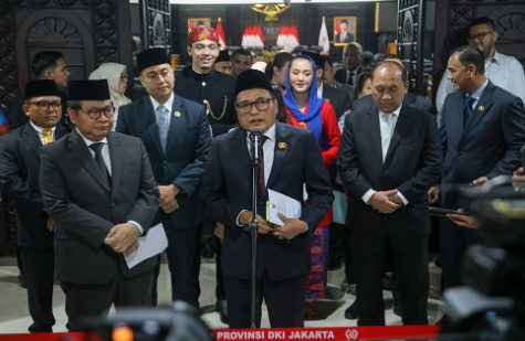 DPRD bersama Pemprov DKI Jakarta menegaskan komitmen menjalankan proses penganggaran daerah secara transparan, akuntabel, profesional, dan berorientasi pada kepentingan rakyat. Komitmen itu ditandai lewat Rapat Paripurna Penandatanganan Pakta Integritas Pengesahan RAPBD 2027. Termasuk, Penandatanganan Nota Kesepakatan Rancangan KUA-PPAS APBD 2027. Ketua DPRD DKI Jakarta Suhud Alynudin mengatakan, penandatanganan pakta integritas menjadi bentuk komitmen moral dan kelembagaan. Memastikan seluruh proses pembahasan RAPBD 2027 berjalan sesuai prinsip tata kelola pemerintahan yang baik. “Terbebas dari segala bentuk penyimpangan,” ujar Suhud, Rabu (12/8). Penandatanganan Nota Kesepakatan KUA-PPAS 2027 juga menjadi pijakan awal penyusunan APBD dalam menjawab kebutuhan masyarakat. Sejalan dengan prioritas pembangunan Jakarta. “Penyusunan APBD yang berkualitas, responsif terhadap kebutuhan masyarakat,” kata Suhud. Di dalam APBD 2027 ,terdapat sejumlah program dan kegiatan tahun jamak. Pelaksanaannya untuk memastikan kesinambungan pembangunan. Terutama terhadap program prioritas yang butuh waktu lebih dari satu tahun anggaran. DPRD DKI Jakarta akan menjalankan fungsi penganggaran dan pengawasan secara optimal. Sehingga, pelaksanaan kegiatan tahun jamak tetap sesuai ketentuan. Selain penandatanganan Pakta Integritas dan Nota Kesepakatan KUA-PPAS, rapat paripurna juga mencakup penandatanganan Berita Acara Kesepakatan serta Nota Kesepakatan antara gubernur dan DPRD terkait Obligasi Daerah. Obligasi daerah, harap Suhud, menjadi salah satu instrumen memperkuat pembiayaan pembangunan. Khususnya mempercepat penyediaan infrastruktur dan pelayanan publik. Namun, Suhud mengingatkan agar penerbitan obligasi daerah secara hati-hati. Mempertimbangkan kemampuan fiskal dan keberlanjutan keuangan daerah. “Penerbitannya harus dilaksanakan secara terukur, prudent, transparan dan akuntabel,” tutup Suhud. (gie/df)