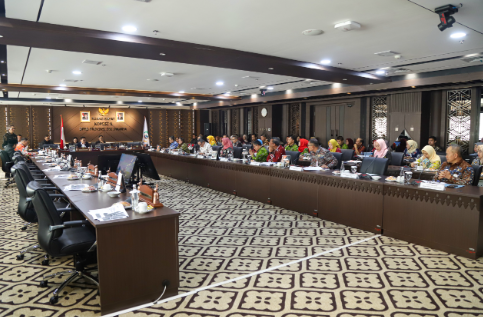 Penambahan anggaran untuk penyediaan sarana dan prasarana pemilahan sampah di tengah masyarakat menjadi perhatian DPRD DKI Jakarta. Hal itu terungkap dalam rapat konsultasi Komisi A bersama eksekutif membahas Perubahan Kebijakan Umum Anggaran dan Prioritas Plafon Anggaran Sementara (KUA-PPAS) APBD Perubahan 2026 di Gedung DPRD DKI Jakarta, Kamis (13/8). Hadir dalam pertemuan itu, Inspektorat, Bappeda, para walikota, dan Bupati Kepulauan Seribu. Anggota Komisi A Khoirudin mengatakan, sejumlah walikota telah menyampaikan kebutuhan penambahan anggaran untuk mendukung program pemilahan sampah dari tingkat hulu. Kebutuhan tersebut menjadi perhatian masyarakat di lingkungan RT dan RW. Sehingga masalah sampah tertangani sejak dari sumber. “Ini kan di masyarakat jadi bahan perbincangan di lingkungan RW, RT. Namun mereka keterbatasan sarana,” ujar Khoirudin. Ia berharap, usulan penambahan anggaran untuk pengadaan sarana pemilahan sampah terealisasi. Tak lupa, mengapresiasi jajaran pemerintah kota dan seluruh jajaran yang sudah bekerja keras menangani sampah. Meski keterbatasan anggaran. Pada kesempatan yang sama, Anggota Komisi A Nuchbatillah meminta seluruh pemerintah kota mengusulkan kebutuhan sarana dan prasarana pemilahan sampah. Menurut dia, penyediaan tempat sampah terpilah menjadi kebutuhan penting. Begitu pula dengan usul sarana pendukung kerja bakti. Perlu menjadi perhatian pemerintah kota. Mendukung implementasi kebijakan pemilihan sampah. “Ini urgensi sekali. Dan juga berulang kali saya sampaikan,” kata Nuchbatillah. Menanggapi hal itu, Asisten Pemerintahan (Aspem) Sekretaris Daerah (Sekda) DKI Jakarta Sigit Wijatmoko mengatakan, sudah menangkap aspirasi DPRD terkait pemenuhan sarana dan prasarana penanganan sampah. Dengan demikian, pemenuhan sarana prasaranan akan mendukung pelaksanaan Instruksi Gubernur (Ingub) Nomor 5 Tahun 2026. Ia memastikan, kebutuhan itu menjadi pembahasan dalam penyusunan Perubahan KUA-PPAS hingga pembahasan Perubahan APBD 2026. (yla/df)