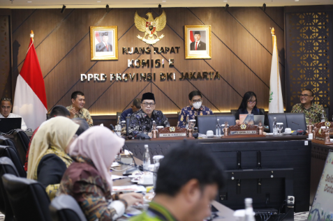 Komisi E DPRD DKI Jakarta menilai persoalan data desil menghambat penyaluran berbagai program sosial masyarakat. Hal itu diungkapkan Ketua Komisi E M. Subki usai memimpin rapat kerja membahas Rancangan Perubahan KUA-PPAS APBD 2026 di Gedung DPRD DKI Jakarta, Kamis (13/8). Hadi dalam rapat kerja itu, Biro Kesejahteraan Sosial (Kesos) Setda DKI Jakarta beserta Dinas Pemberdayaan Perlindungan Anak dan Pengendalian Penduduk (PPAPP). Persoalan desil, menurut Subki, menjadi perhatian utama Komisi E. Sebab, berkaitan dengan berbagai program pelayanan sosial. Termasuk pendidikan, bantuan sosial, hingga program kesejahteraan masyarakat. “Banyak urusan yang semua datanya tersangkut di desil. Pendidikan, sosial, termasuk di dalamnya Bansos-Bansos, banyak terhambat di desil,” kata Subki. Pemprov DKI, kata dia, perlu segera finalisasi data desil. Dengan demikian, masyarakat tidak terus mengalami kebingungan ketika status datanya belum sesuai dengan kondisi sebenarnya. Subki mendorong penyediaan mekanisme pengajuan sanggah secara manual sebagai alternatif dari proses perubahan data melalui sistem daring. “Supaya masyarakat nggak bertanya-tanya,” tandas dia. Perubahan data yang lamban, sambung Subki, terjadi akibat pengelolaan data tidak sepenuhnya berada di tingkat provinsi. Data sosial dan ekonomi masyarakat mengacu pada Data Tunggal Sosial dan Ekonomi Nasional (DTSEN) yang dikelola melalui sistem data nasional. “Jadi agak lama naiknya, agak lama juga turunnya. Sehingga perubahan data desil yang hasil dari sanggah masyarakat juga dinilai sangat lambat,” kata Subki. Atas persoalan tersebut, Subki mengusulkan pembentukan panitia khusus (Pansus) desil. Tujuannya, mendorong penanganan dan perbaikan data agar lebih cepat dan tepat. Ia menilai, penerapan data tunggal nasional diperlukan. Memastikan keseragaman data. Namun, kondisi sosial dan ekonomi Jakarta memiliki karakteristik yang berbeda dengan daerah lain. Sehingga proses pendataan butuh menjadi perhatian. “Bisa jadi standar Jakarta dengan standar lain itu beda,” tutur Subki. Untuk itu, Subki meminta hasil pendataan nasional terkait kondisi ekonomi masyarakat secara akurat. Menggambarkan kondisi masyarakat sebenarnya. Tidak menimbulkan persoalan terhadap program bantuan maupun pelayanan sosial. “Maka kita juga minta hasil dari sensus data nasional tentang terkait ekonomi ini juga harus benar-benar tepat sasaran,” tukas Subki. (yla/df)