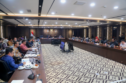 Komisi B DPRD DKI Jakarta meminta pemerintah daerah melalui PT. Transportasi Jakarta (TransJakarta) menunda rencana perluasan layanan angkutan di wilayah Kepulauan Seribu. Pasalnya, rencana penambahan transportasi laut tersebut belum mengantongi kajian matang dan komprehensif. Demikian ungkap Sekretaris Komisi B Hengky Wijaya dalam rapat kerja bersama eksekutif membahas KUPA-PPAS APBD 2026 di Gedung DPRD DKI Jakarta, Kamis (13/8). Hengky meminta PT. TransJakarta fokus penyelesaian berbagai persoalan operasional layanan transportasi darat sebelum merambah di wilayah perairan. Antara lain, beban Public Service Obligation (PSO) yang masih tinggi. Sekretaris Komisi B DPRD DKI Jakarta Hengky Wijaya. (dok.ddjp) Berdasarkan data subsidi TransJakarta, Pendapatan PSO dalam Rencana Kerja dan Anggaran (RKA) 2026 sebesar Rp4,87 triliun. Sementara realisasi hingga Juli 2026 baru mencapai Rp2,49 triliun. “Dengan kajian yang belum matang ini, kami berharap ditunda dulu sampai kajiannya benar-benar siap,” ujar Hengky. Menurut Hengky, rencana ekspansi tanpa perhitungan teknis yang matang memicu kerugian keuangan BUMD. Butuh kesiapan finansial dan operasional TransJakarta dalam mengelola moda transportasi laut. “Jangan sampai gara-gara gebrakan baru justru merugikan perusahaan yang sudah sehat,” tegas dia. Meski demikian, Hengky mendukung penuh pengembangan transportasi air di Kepulauan Seribu. Mengingat kebutuhan mobilitas warga kepulauan masih terbatas. Namun, ia mengusulkan PT. TransJakarta menganalisis kelayakan secara cermat. Dengan demikian, tidak berdampak pada pendapatan daerah. “Jangan sampai kita salah langkah. Kalau kajiannya sudah beres semua, kita dukung 100 persen,” tutur Politisi PKB itu. Hengky juga mendorong akselerasi integrasi antarmoda transportasi di darat. Seperti LRT, MRT, dan TransJakarta. Guna mengurai kemacetan. Dengan begitu, integrasi layanan secara menyeluruh mampu menarik minat masyarakat beralih ke transportasi publik. Integrasi seluruh jaringan transportasi umum akan berdampak signifikan mengurangi penggunaan kendaraan pribadi. “Layanan umum kita sudah bagus dan murah, ini akan mengurangi kemacetan secara signifikan,” pungkas Hengky. (apn/df)