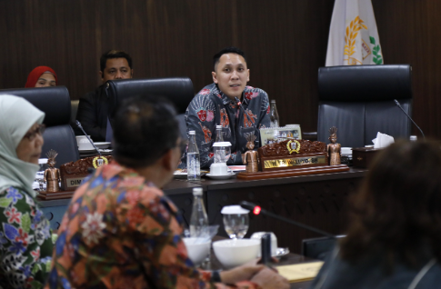 Komisi C menyepakati usul tambahan anggaran sejumlah Rp68 miliar untuk Badan Pendapatan Daerah (Bapenda) dan Badan Pengelolaan Aset Daerah (BPAD) dalam pembahasan KUPA-PPAS APBD Perubahan 2026 di Gedung DPRD DKI Jakarta, Kamis (13/8). Tambahan anggaran itu fokus pemulihan Gedung Teknis Abdul Muis (Gedung Bapenda), Gambir, Jakarta Pusat. Kebakaran melanda bangunan tersebut pada Jumat (7/8/2026) malam. Ketua Komisi C Dimaz Raditya mengatakan, kebakaran berdampak langsung pada pelayanan di beberapa instansi. Antara lain, Bapenda, BPAD, dan Traffic Management Center (TMC) Dinas Perhubungan. “SKPD yang terdampak itu mengajukan anggaran tambahan supaya mereka bisa tetap bekerja dengan nyaman dan aman untuk melayani masyarakat DKI,” ujar Dimaz. Penambahan anggaran untuk Bapenda sekitar Rp29 miliar dan BPAD sekitar Rp39 miliar. Tujuannya, memaksimalkan operasional dan pelayanan publik. “Jangan sampai pelayanan kita terganggu karena musibah,” tegas dia. Akibat kebakaran gedung, sistem pelayanan terganggu. Termasuk gangguan server yang mempengaruhi proses pembayaran pajak dan pengelolaan aset daerah. Dimaz berharap, penambahan anggaran itu dimanfaatkan secara efisien dan tepat sasaran. Menjaga keberlanjutan pelayanan publik. “Dipakai semaksimal mungkin, sebaik mungkin untuk bisa tetap melayani masyarakat DKI dalam hal pelayanan pajak dan juga bidang aset,” kata Dimaz. Dengan begitu, mendorong Pemprov DKI memperketat sistem mitigasi bencana di seluruh instalasi perkantoran milik pemerintah daerah. Menyiapkan langkah antisipasi jangka panjang dalam penanganan bencana. “Lebih mengantisipasi adanya musibah kebakaran seperti kemarin,” pungkas Dimaz. (apn/df)