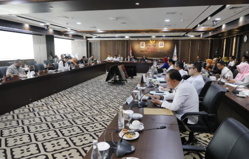 Ketua Komisi A DPRD DKI Jakarta Inggard Joshua menekankan agar Badan Kepegawaian Daerah (BKD) mengaji dan menata struktur pegawai sebelum menambah tenaga pendidik. Inggard menjelaskan, porsi belanja pegawai sudah melampaui batas ambang ideal sesuai regulasi yakni sebesar 30 persen dari total APBD. Akumulasi Pegawai Pemerintah dengan Perjanjian Kerja (P3K) Paruh Waktu dan Penyedia Jasa Lainnya Perorangan (PJLP) telah mencapai 44 persen dari total belanja pegawai. “Penambahan guru ini harus diawali kajian matang agar proporsi anggaran belanja daerah tetap berimbang,” ujar Inggard di Gedung DPRD DKI Jakarta, Jumat (14/8). Ketua Komisi A DPRD DKI Jakarta Inggard Joshua. (dok.ddjp) Menurut dia, angka 44 ppersen untuk PPPK dan PJLP sudah melampaui ketentuan nasional. Karena itu, perlu moratorium serta kajian terkait distribusi dan kebutuhan riil pegawai pada tiap organisasi perangkat daerah. Dengan kata lain, perlu ada rasionalisasi dan pemetaan. Bukan sekadar pengurangan. Melainkan tentang sistem kerjanya. “Mana OPD yang butuh, mana yang tidak butuh, bisa di-switch. Dinas Pendidikan juga harus membuat kajian ini agar tidak terjadi pemborosan” tegas dia. Inggard juga mengimbau agar pemenuhan fasilitas dan penambahan guru di Jakarta tidak memicu urbanisasi yang tak terkendali. “Jakarta ini sedang kita dorong menjadi kota global. Jangan sampai Jakarta hanya dijadikan tempat untuk mencari keuntungan sepihak tanpa memberi dampak ekonomi,” kata Inggard. Dengan begitu, Inggard meminta agar Pemprov DKI Jakarta memperketat penataan administrasi kependudukan dan pengetatan kriteria penerima manfaat fasilitas pendidikan gratis di Jakarta. “Filterisasi kependudukan dan efisiensi belanja pegawai harus berjalan sejajar,” pungkas Inggard. Menanggapi hal itu, Kepala BKD DKI Premi Lasari akan berkoordinasi dengan Biro Organisasi dan Reformasi Birokrasi (ORB) dan Dinas Pendidikan. Memetakan pemenuhan dan redistribusi tenaga pendidik di Jakarta. Antara lain dengan menghitung analisis beban kerja ASN pendidik secara akurat di lingkungan Pemprov DKI Jakarta. Sehingga, distribusi tenaga pendidik dapat berjalan secara efektif dan efisien. Selain itu, Pemprov DKI Jakarta juga menggandeng Badan Kepegawaian Negara (BKN) untuk memetakan kompetensi dan potensi bagi para guru ASN. Proses itu mulai berjalan pada 19 September 2026. Secara bertahap, melibatkan sebanyak 815 tenaga ASN guru. “Kita lakukan profiling di Badan Kepegawaian Negara,” tukas Premi. (apn/df)