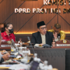 Kurangnya minat baca masyarakat menjadi perhatian pemerintah daerah. Perlu langkah agresif dan inovatif menggenjot pertumbuhan literasi, Hal itu diungkapkan Ketua Komisi E DPRD DKI jakarta M. Subki dalam pembahasan Rancangan Perubahan Kebijakan Umum Anggaran dan Prioritas Plafon Anggaran Sementara (KUA-PPAS) APBD 2026 bersama Dinas Perpustakaan dan Kearsipan (Dispusip). “Kita semua menyoroti minat masyarakat untuk membaca. Kita sadari sangat menurun,” ujar Subki, Jumat (14/8). Berdasarkan data dari laman resmi Dispusip DKI Jakarta, Tingkat Kegemaran Membaca (TKM) DKI Jakarta pada 2025 tercatat sebesar 73,26 atau hanya meningkat 0,33 poin dibandingkan tahun sebelumnya yang berada pada angka 72,93. Capaian tersebut menunjukkan adanya peningkatan. Namun menurut Komisi E, penguatan program dan inovasi tetap perlu agar kegemaran membaca masyarakat terus meningkat. Menurut dia, Dispusip perlu memperkuat berbagai program yang mampu mendorong masyarakat. Khususnya, anak-anak dan pelajar agar lebih aktif memanfaatkan fasilitas perpustakaan. “Maka kita minta upaya-upaya yang lebih agresif, lebih inovatif dari Dinas Perpustakaan,” tandas Subki. Keberadaan perpustakaan tidak hanya sebatas menyediakan koleksi buku. Akan tetapi, harus mampu menjadi ruang menarik bagi masyarakat untuk menambah pengetahuan dan pengalaman. “Untuk mendorong warga hadir di perpustakaan,” ucap Subki. Selain penguatan Program Literasi, Komisi E juga mengingatkan agar perubahan anggaran tetap memprioritaskan kegiatan yang bermanfaat langsung bagi masyarakat. “Kita mengharapkan seremoni-seremoni yang kira-kira gak terlalu penting dihilangkan,” tegas Subki. Ia mendorong agar anggaran mengarah pada kegiatan yang bersentuhan langsung dengan kebutuhan masyarakat. Termasuk penguatan layanan perpustakaan keliling serta berbagai kegiatan di perpustakaan. Selain itu, perlu prioritas program yang dapat menarik anak-anak sekolah datang ke perpustakaan. Meningkatkan budaya membaca di Jakarta. “Menarik minat baca, itu mengundang anak-anak sekolah itu menjadi lebih penting,” kata Subki. Pemahaman mengenai arsip sangat penting. Edukasi mengenai budaya menjaga arsip perlu diperluas kepada masyarakat. “Karena ini kan sebetulnya menjaga arsip itu kebutuhan setiap warga ya,” tutur Subki. Ia menyebut, sudah meminta seluruh Suku Dinas Perpustakaan dan Kearsipan aktif memberikan pemahaman kepada masyarakat mengenai pentingnya menjaga dokumen dan arsip. “Kita sudah dorong terus semua Sudin-Sudin untuk melakukan sounding ke masyarakat,” jelas Subki. Ke depan, edukasi tak cukup melalui Sudin. Namun harus menyasar lingkungan sekolah. Sehingga generasi muda semakin paham mengelola dan melindungi arsip. Digitalisasi arsip penting bagi Jakarta yang masih menghadapi risiko bencana. Seperti banjir dan kebakaran yang dapat menyebabkan dokumen masyarakat rusak atau hilang. “Jakarta kan masih suka ada banjir, suka ada kebakaran, itu kan penting,” kata Subki. Menurut dia, digitalisasi merupakan solusi untuk memastikan dokumen penting tetap aman. Dengan demikian, arsip fisik tidak rusak dan hilang. Penguatan literasi dan edukasi kearsipan menghadirkan program yang semakin dekat dengan masyarakat. Bermanfaat nyata dalam kehidupan sehari-hari. (gie/df)