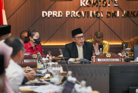 Kurangnya minat baca masyarakat menjadi perhatian pemerintah daerah. Perlu langkah agresif dan inovatif menggenjot pertumbuhan literasi, Hal itu diungkapkan Ketua Komisi E DPRD DKI jakarta M. Subki dalam pembahasan Rancangan Perubahan Kebijakan Umum Anggaran dan Prioritas Plafon Anggaran Sementara (KUA-PPAS) APBD 2026 bersama Dinas Perpustakaan dan Kearsipan (Dispusip). “Kita semua menyoroti minat masyarakat untuk membaca. Kita sadari sangat menurun,” ujar Subki, Jumat (14/8). Berdasarkan data dari laman resmi Dispusip DKI Jakarta, Tingkat Kegemaran Membaca (TKM) DKI Jakarta pada 2025 tercatat sebesar 73,26 atau hanya meningkat 0,33 poin dibandingkan tahun sebelumnya yang berada pada angka 72,93. Capaian tersebut menunjukkan adanya peningkatan. Namun menurut Komisi E, penguatan program dan inovasi tetap perlu agar kegemaran membaca masyarakat terus meningkat. Menurut dia, Dispusip perlu memperkuat berbagai program yang mampu mendorong masyarakat. Khususnya, anak-anak dan pelajar agar lebih aktif memanfaatkan fasilitas perpustakaan. “Maka kita minta upaya-upaya yang lebih agresif, lebih inovatif dari Dinas Perpustakaan,” tandas Subki. Keberadaan perpustakaan tidak hanya sebatas menyediakan koleksi buku. Akan tetapi, harus mampu menjadi ruang menarik bagi masyarakat untuk menambah pengetahuan dan pengalaman. “Untuk mendorong warga hadir di perpustakaan,” ucap Subki. Selain penguatan Program Literasi, Komisi E juga mengingatkan agar perubahan anggaran tetap memprioritaskan kegiatan yang bermanfaat langsung bagi masyarakat. “Kita mengharapkan seremoni-seremoni yang kira-kira gak terlalu penting dihilangkan,” tegas Subki. Ia mendorong agar anggaran mengarah pada kegiatan yang bersentuhan langsung dengan kebutuhan masyarakat. Termasuk penguatan layanan perpustakaan keliling serta berbagai kegiatan di perpustakaan. Selain itu, perlu prioritas program yang dapat menarik anak-anak sekolah datang ke perpustakaan. Meningkatkan budaya membaca di Jakarta. “Menarik minat baca, itu mengundang anak-anak sekolah itu menjadi lebih penting,” kata Subki. Pemahaman mengenai arsip sangat penting. Edukasi mengenai budaya menjaga arsip perlu diperluas kepada masyarakat. “Karena ini kan sebetulnya menjaga arsip itu kebutuhan setiap warga ya,” tutur Subki. Ia menyebut, sudah meminta seluruh Suku Dinas Perpustakaan dan Kearsipan aktif memberikan pemahaman kepada masyarakat mengenai pentingnya menjaga dokumen dan arsip. “Kita sudah dorong terus semua Sudin-Sudin untuk melakukan sounding ke masyarakat,” jelas Subki. Ke depan, edukasi tak cukup melalui Sudin. Namun harus menyasar lingkungan sekolah. Sehingga generasi muda semakin paham mengelola dan melindungi arsip. Digitalisasi arsip penting bagi Jakarta yang masih menghadapi risiko bencana. Seperti banjir dan kebakaran yang dapat menyebabkan dokumen masyarakat rusak atau hilang. “Jakarta kan masih suka ada banjir, suka ada kebakaran, itu kan penting,” kata Subki. Menurut dia, digitalisasi merupakan solusi untuk memastikan dokumen penting tetap aman. Dengan demikian, arsip fisik tidak rusak dan hilang. Penguatan literasi dan edukasi kearsipan menghadirkan program yang semakin dekat dengan masyarakat. Bermanfaat nyata dalam kehidupan sehari-hari. (gie/df)