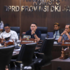 Komisi C mencermati penyesuaian target retribusi dan lain-lain Pendapatan Asli Daerah (PAD) dalam pembahasan Rancangan Perubahan Kebijakan Umum Anggaran dan Prioritas Plafon Anggaran Sementara (KUA-PPAS) APBD 2026 di Gedung DPRD DKI Jakarta, Jumat (14/8). Ketua Komisi C Dimaz Raditya bersama Sekretaris Komisi C Ismail memimpin rapat. Hadir pula jajaran eksekutif. Dimaz mengatakan, secara keseluruhan tidak terdapat perubahan signifikan pada proyeksi pendapatan yang dibahas. Total penyesuaian mencapai sekitar Rp48 miliar. Terdiri atas sekitar Rp40 miliar pada lain-lain PAD yang sah dan sekitar Rp8 miliar dari retribusi daerah. “Secara garis besar tidak banyak perubahan,” ujar Dimaz. Berdasarkan rekapitulasi eksekutif, target lain-lain PAD yang sah dalam Rancangan Perubahan KUA-PPAS 2026 berubah dari sekitar Rp4,987 triliun menjadi Rp5,027 triliun. Sefangkan target retribusi daerah berubah dari sekitar Rp2,214 triliun menjadi Rp2,223 triliun. Sejumlah Satuan Kerja Perangkat Daerah (SKPD) mengalami penyesuaian target pendapatan. Dimaz menyebut, perubahan antara lain terdapat pada Dinas Kesehatan, Badan Pengelolaan Aset Daerah (BPAD), dan Dinas Perhubungan. “Salah satu yang besar sekitar Rp20 miliar di Dinas Kesehatan dan Rp20 miliar lagi di BPAD. Ada beberapa SKPD yang mengalami perubahan,” papar dia. Khusus Dinas Kesehatan, jelas Dimaz, penyesuaian berkaitan dengan penerimaan pada layanan kesehatan yang diikuti kebutuhan belanja pelayanan. “Jadi, ketika ada pemasukan, ada penggunaan kembali,” jelas Dimaz. Komisi C berharap, penyesuaian target pendapatan tersebut seiring dengan optimalisasi penerimaan daerah. Hasil retribusi dan sumber PAD lainnya harus kembali bermanfaat bagi peningkatan pelayanan kepada masyarakat. (all/df)