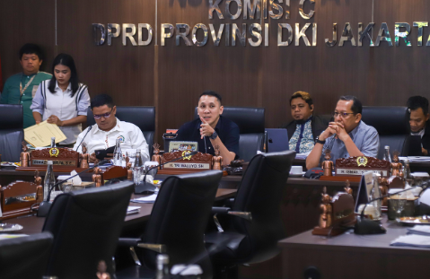 Komisi C mencermati penyesuaian target retribusi dan lain-lain Pendapatan Asli Daerah (PAD) dalam pembahasan Rancangan Perubahan Kebijakan Umum Anggaran dan Prioritas Plafon Anggaran Sementara (KUA-PPAS) APBD 2026 di Gedung DPRD DKI Jakarta, Jumat (14/8). Ketua Komisi C Dimaz Raditya bersama Sekretaris Komisi C Ismail memimpin rapat. Hadir pula jajaran eksekutif. Dimaz mengatakan, secara keseluruhan tidak terdapat perubahan signifikan pada proyeksi pendapatan yang dibahas. Total penyesuaian mencapai sekitar Rp48 miliar. Terdiri atas sekitar Rp40 miliar pada lain-lain PAD yang sah dan sekitar Rp8 miliar dari retribusi daerah. “Secara garis besar tidak banyak perubahan,” ujar Dimaz. Berdasarkan rekapitulasi eksekutif, target lain-lain PAD yang sah dalam Rancangan Perubahan KUA-PPAS 2026 berubah dari sekitar Rp4,987 triliun menjadi Rp5,027 triliun. Sefangkan target retribusi daerah berubah dari sekitar Rp2,214 triliun menjadi Rp2,223 triliun. Sejumlah Satuan Kerja Perangkat Daerah (SKPD) mengalami penyesuaian target pendapatan. Dimaz menyebut, perubahan antara lain terdapat pada Dinas Kesehatan, Badan Pengelolaan Aset Daerah (BPAD), dan Dinas Perhubungan. “Salah satu yang besar sekitar Rp20 miliar di Dinas Kesehatan dan Rp20 miliar lagi di BPAD. Ada beberapa SKPD yang mengalami perubahan,” papar dia. Khusus Dinas Kesehatan, jelas Dimaz, penyesuaian berkaitan dengan penerimaan pada layanan kesehatan yang diikuti kebutuhan belanja pelayanan. “Jadi, ketika ada pemasukan, ada penggunaan kembali,” jelas Dimaz. Komisi C berharap, penyesuaian target pendapatan tersebut seiring dengan optimalisasi penerimaan daerah. Hasil retribusi dan sumber PAD lainnya harus kembali bermanfaat bagi peningkatan pelayanan kepada masyarakat. (all/df)
