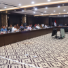 Komisi B DPRD DKI Jakarta mendorong Badan Usaha Milik Daerah (BUMD) DKI Jakarta memastikan efektivitas pelaksanaan program serta pencapaian target pendapatan dalam perubahan APBD 2026. Demikian ungkap Ketua Komisi B Nova Harivan Paloh usai memimpin rapat konsultasi bersama BUMD membahas KUPA-PPAS APBD Perubahan 2026 di Gedung DPRD DKI Jakarta, Jumat (14/8). Waktu pelaksanaan APBD perubahan, kata Nova, relatif singkat. Setiap kegiatan dan target pendapatan BUMD harus disusun secara realistis. Sekaligus, mengedepankan optimalisasi pendapatan. “Rerkait dengan APBD Perubahan nantinya, kita melihat efektivitas,” ujar Nova. Menurut dia, realisasi kegiatan harus beriringan dengan pencapaian target pendapatan. Sorotan terhadap BUMD di antaranya PT. Food Station Tjipinang Jaya. BUMD tersebut akan mengubah Rencana Kerja dan Anggaran (RKA). Pasalnya, terdapat komoditas yang tidak mampu dipasarkan sesuai target awal. Nova meminta kondisi tersebut tidak menjadi alasan untuk menurunkan target pendapatan. Sebaliknya, BUMD perlu memverifikasi usaha untuk mempertahankan target pendapatan. Evaluasi dan strategi alternatif sangat penting. Dengan begitu, perubahan target tidak menjadi kebiasaan yang berulang pada tahun-tahun berikutnya. “Pendapatan itu harus sesuai dengan target,” tandas Nova. Sementara itu, Sekretaris Komisi B Hengky Wijaya menekankan penguatan sinergi antarBUMD dan perangkat daerah. Mendukung optimalisasi pendapatan daerah. Hengky menyoroti penggunaan laboratorium untuk pengujian beras di Food Station. Fasilitas laboratorium milik Dinas Ketahanan Pangan Kelautan dan Pertanian (KPKP) DKI Jakarta dapat dioptimalkan. Sinergi antarinstansi semakin kuat. “Sinergi BUMD itu sangat diperlukan,” kata Hengky. Ia menilai, pemanfaatan fasilitas milik Pemprov DKI dapat menjadi bentuk efisiensi. Sekaligus, memperkuat akuntabilitas pengelolaan BUMD. Harapannya, sinergi antara Food Station, BUMD lain, dan Dinas KPKP mengurangi potensi persoalan. Bermanfaat terhadap peningkatan Pendapatan Asli Daerah (PAD). “Kita bisa meningkatkan PAD dari finansi KPKP,” tutup Hengky. (yla/df)