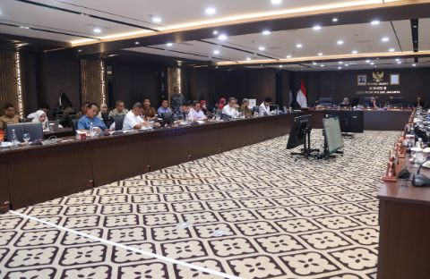 Komisi B DPRD DKI Jakarta mendorong Badan Usaha Milik Daerah (BUMD) DKI Jakarta memastikan efektivitas pelaksanaan program serta pencapaian target pendapatan dalam perubahan APBD 2026. Demikian ungkap Ketua Komisi B Nova Harivan Paloh usai memimpin rapat konsultasi bersama BUMD membahas KUPA-PPAS APBD Perubahan 2026 di Gedung DPRD DKI Jakarta, Jumat (14/8). Waktu pelaksanaan APBD perubahan, kata Nova, relatif singkat. Setiap kegiatan dan target pendapatan BUMD harus disusun secara realistis. Sekaligus, mengedepankan optimalisasi pendapatan. “Rerkait dengan APBD Perubahan nantinya, kita melihat efektivitas,” ujar Nova. Menurut dia, realisasi kegiatan harus beriringan dengan pencapaian target pendapatan. Sorotan terhadap BUMD di antaranya PT. Food Station Tjipinang Jaya. BUMD tersebut akan mengubah Rencana Kerja dan Anggaran (RKA). Pasalnya, terdapat komoditas yang tidak mampu dipasarkan sesuai target awal. Nova meminta kondisi tersebut tidak menjadi alasan untuk menurunkan target pendapatan. Sebaliknya, BUMD perlu memverifikasi usaha untuk mempertahankan target pendapatan. Evaluasi dan strategi alternatif sangat penting. Dengan begitu, perubahan target tidak menjadi kebiasaan yang berulang pada tahun-tahun berikutnya. “Pendapatan itu harus sesuai dengan target,” tandas Nova. Sementara itu, Sekretaris Komisi B Hengky Wijaya menekankan penguatan sinergi antarBUMD dan perangkat daerah. Mendukung optimalisasi pendapatan daerah. Hengky menyoroti penggunaan laboratorium untuk pengujian beras di Food Station. Fasilitas laboratorium milik Dinas Ketahanan Pangan Kelautan dan Pertanian (KPKP) DKI Jakarta dapat dioptimalkan. Sinergi antarinstansi semakin kuat. “Sinergi BUMD itu sangat diperlukan,” kata Hengky. Ia menilai, pemanfaatan fasilitas milik Pemprov DKI dapat menjadi bentuk efisiensi. Sekaligus, memperkuat akuntabilitas pengelolaan BUMD. Harapannya, sinergi antara Food Station, BUMD lain, dan Dinas KPKP mengurangi potensi persoalan. Bermanfaat terhadap peningkatan Pendapatan Asli Daerah (PAD). “Kita bisa meningkatkan PAD dari finansi KPKP,” tutup Hengky. (yla/df)